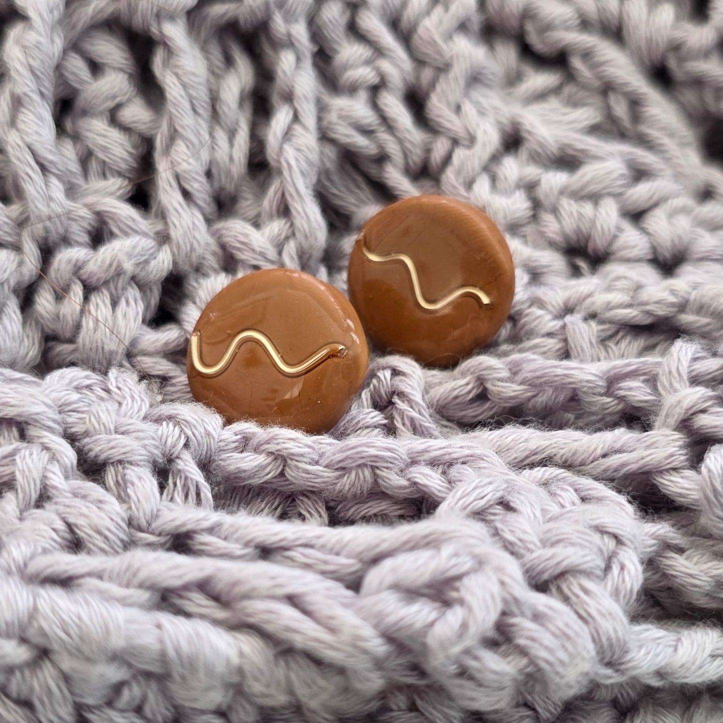 aretes hechos a mano
aretes con alambre de cobre
aretes dorados
stud earrings handmade
polymer clay earrings
minimalist earrings
aretes elegantes
aretes pequeños
aretes boho
gold wire earrings
stainless steel earrings
aretes artesanales Puerto Rico
handmade jewelry Puerto Rico
lightweight earrings
unique handmade earrings
boho chic jewelry
Blessed Knots
neutral-toned earrings