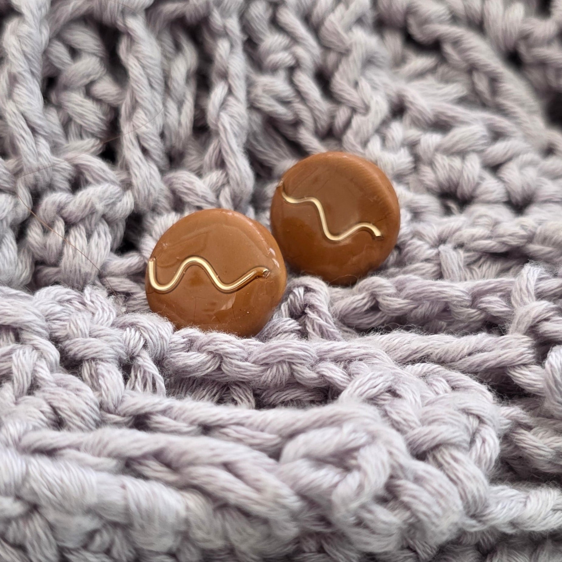 aretes hechos a mano
aretes con alambre de cobre
aretes dorados
stud earrings handmade
polymer clay earrings
minimalist earrings
aretes elegantes
aretes pequeños
aretes boho
gold wire earrings
stainless steel earrings
aretes artesanales Puerto Rico
handmade jewelry Puerto Rico
lightweight earrings
unique handmade earrings
boho chic jewelry
Blessed Knots
neutral-toned earrings