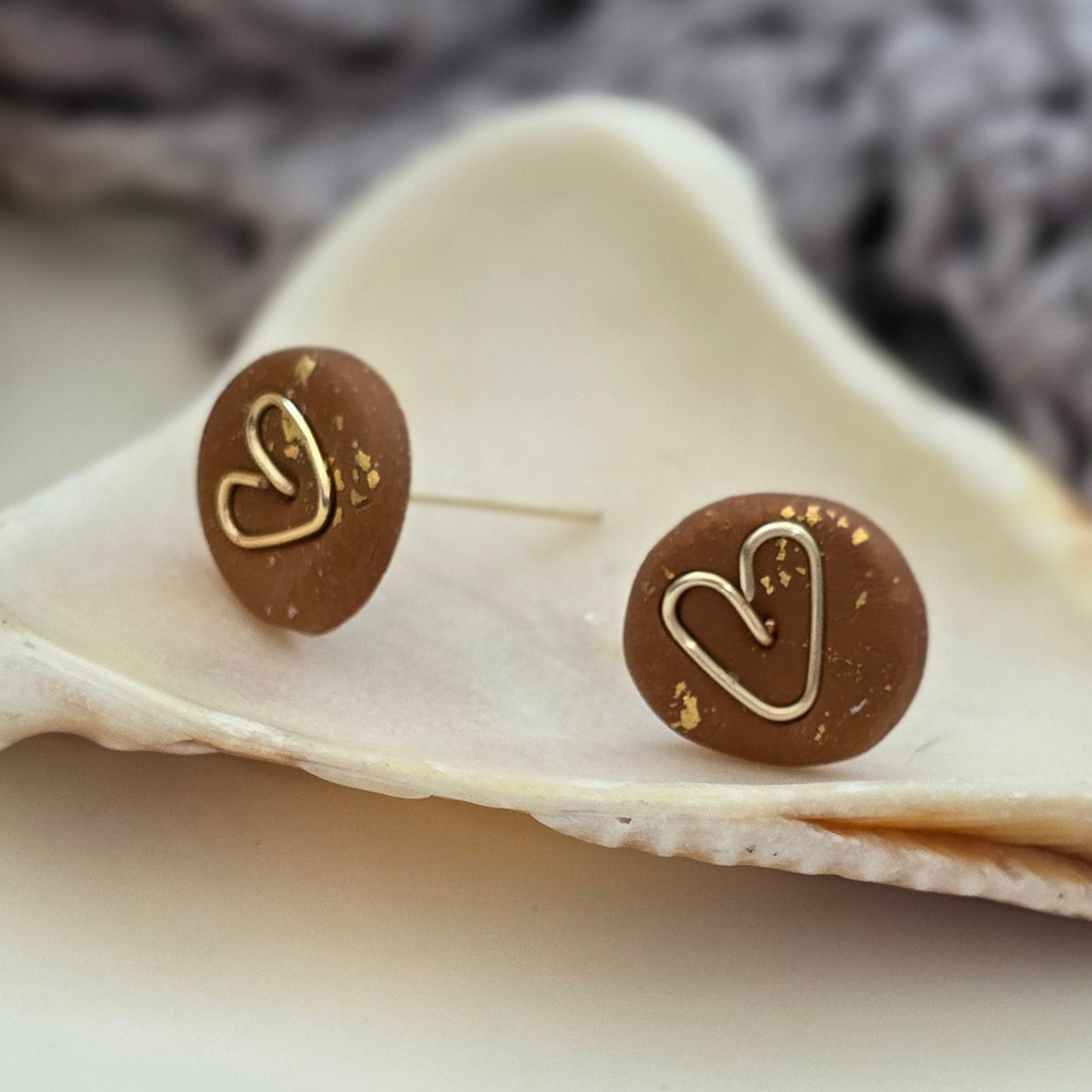 Aretes corazón hechos a mano
Heart stud earrings handmade
Aretes marrón dorado
Aretes tipo botón artesanales
handmade jewelry Puerto Rico
Aretes pequeños elegantes
Stud earrings heart
Aretes minimalistas
Jewelry handmade PR
Aretes delicados
Regalos hechos a mano
Blessed knots earrings