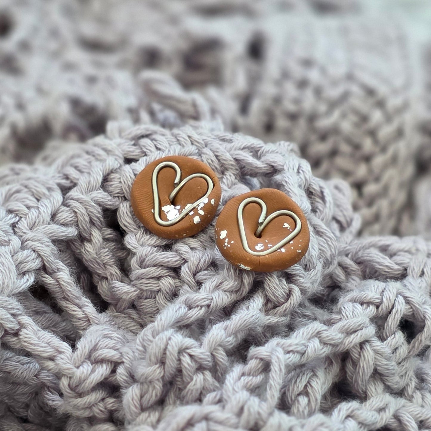 Aretes corazón hechos a mano
Heart stud earrings handmade
Aretes marrón dorado
Aretes tipo botón artesanales
handmade jewelry Puerto Rico
Aretes pequeños elegantes
Stud earrings heart
Aretes minimalistas
Jewelry handmade PR
Aretes delicados
Regalos hechos a mano
Blessed knots earrings