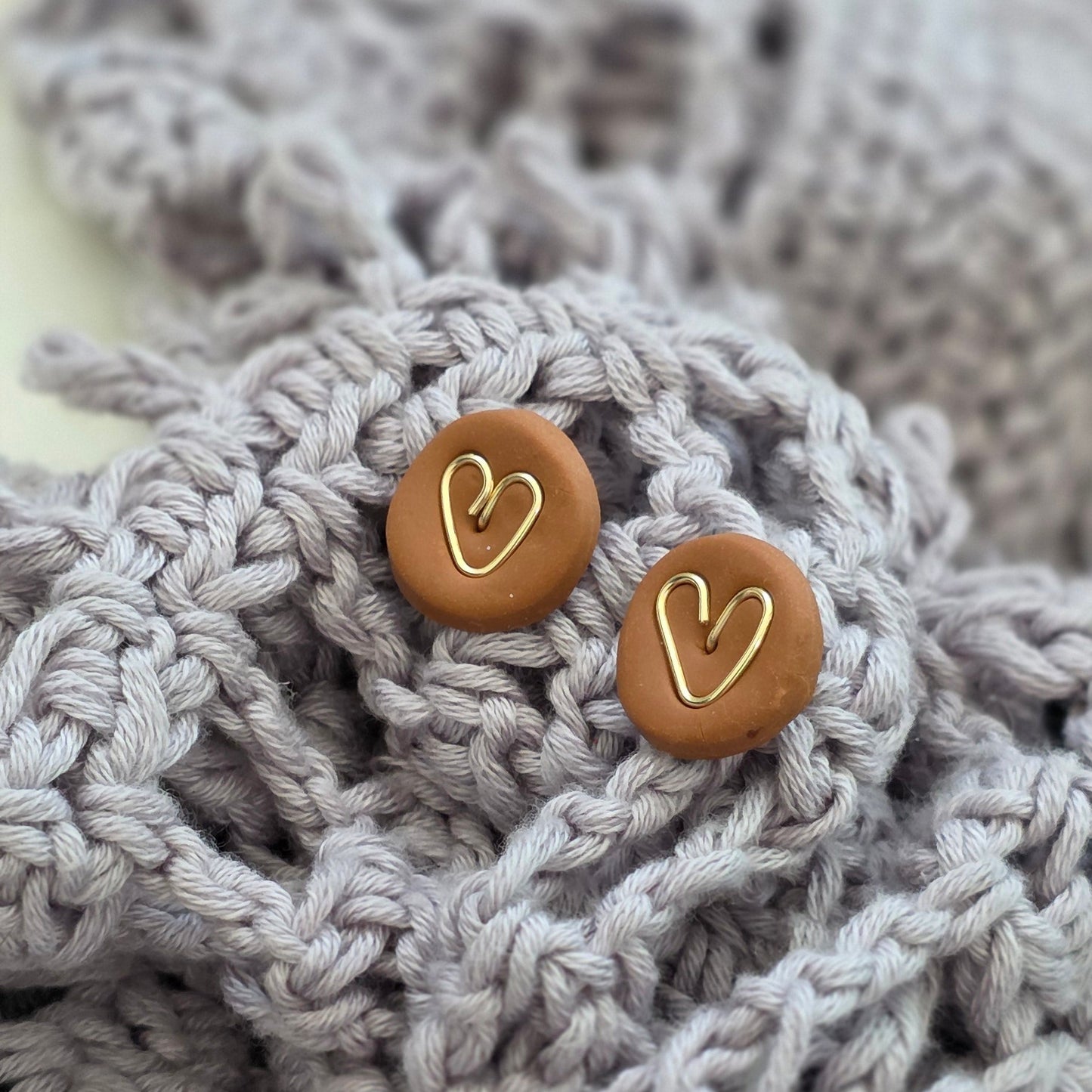 Aretes corazón hechos a mano
Heart stud earrings handmade
Aretes marrón dorado
Aretes tipo botón artesanales
handmade jewelry Puerto Rico
Aretes pequeños elegantes
Stud earrings heart
Aretes minimalistas
Jewelry handmade PR
Aretes delicados
Regalos hechos a mano
Blessed knots earrings