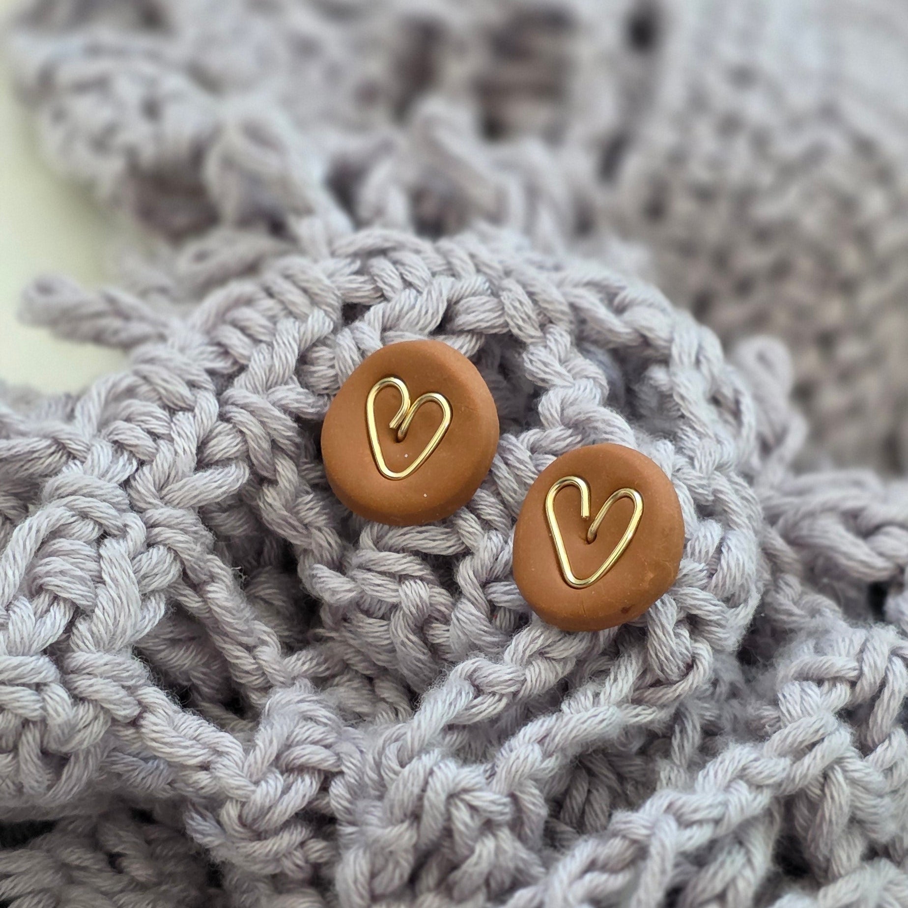 Aretes corazón hechos a mano
Heart stud earrings handmade
Aretes marrón dorado
Aretes tipo botón artesanales
handmade jewelry Puerto Rico
Aretes pequeños elegantes
Stud earrings heart
Aretes minimalistas
Jewelry handmade PR
Aretes delicados
Regalos hechos a mano
Blessed knots earrings