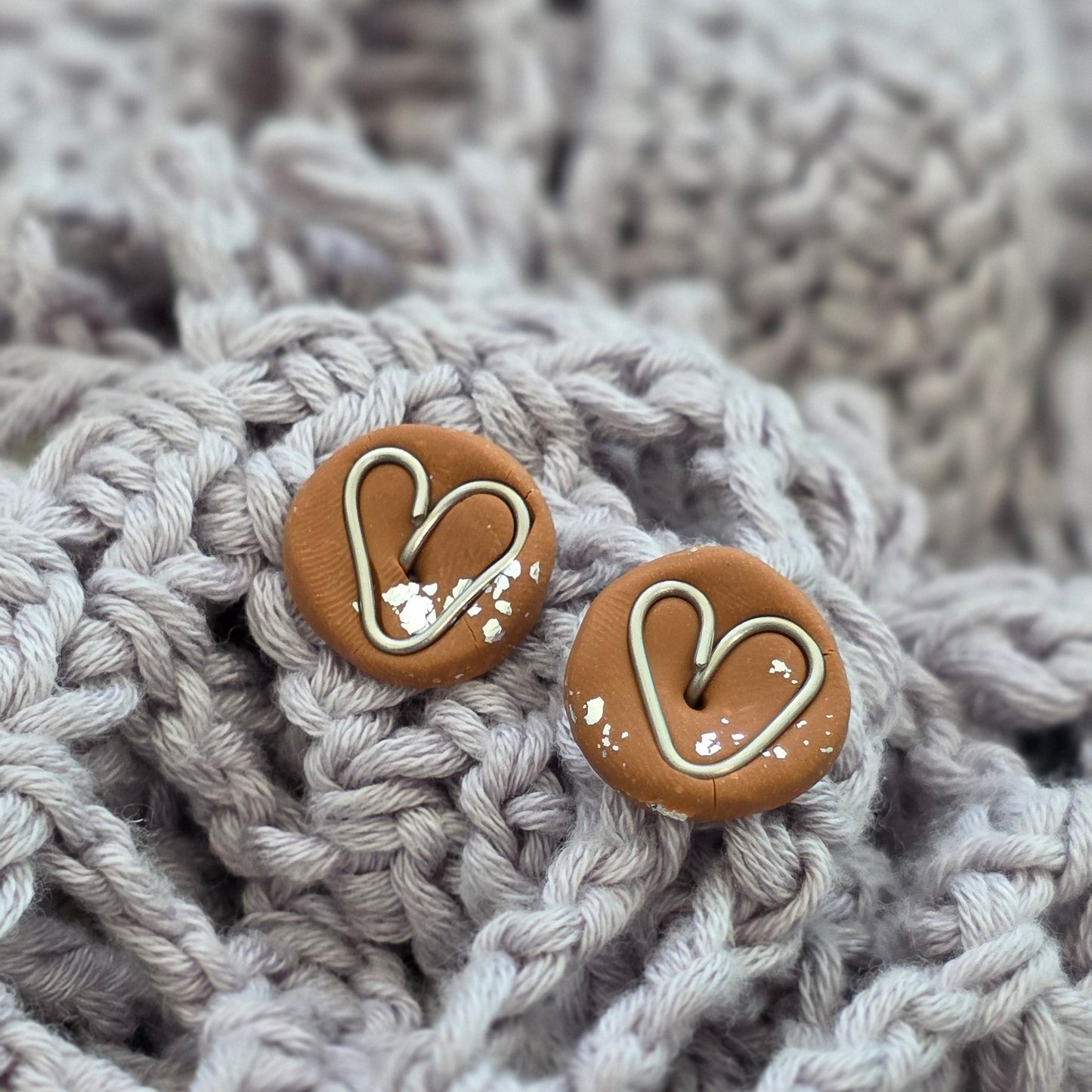 Aretes corazón hechos a mano
Heart stud earrings handmade
Aretes marrón dorado
Aretes tipo botón artesanales
handmade jewelry Puerto Rico
Aretes pequeños elegantes
Stud earrings heart
Aretes minimalistas
Jewelry handmade PR
Aretes delicados
Regalos hechos a mano
Blessed knots earrings