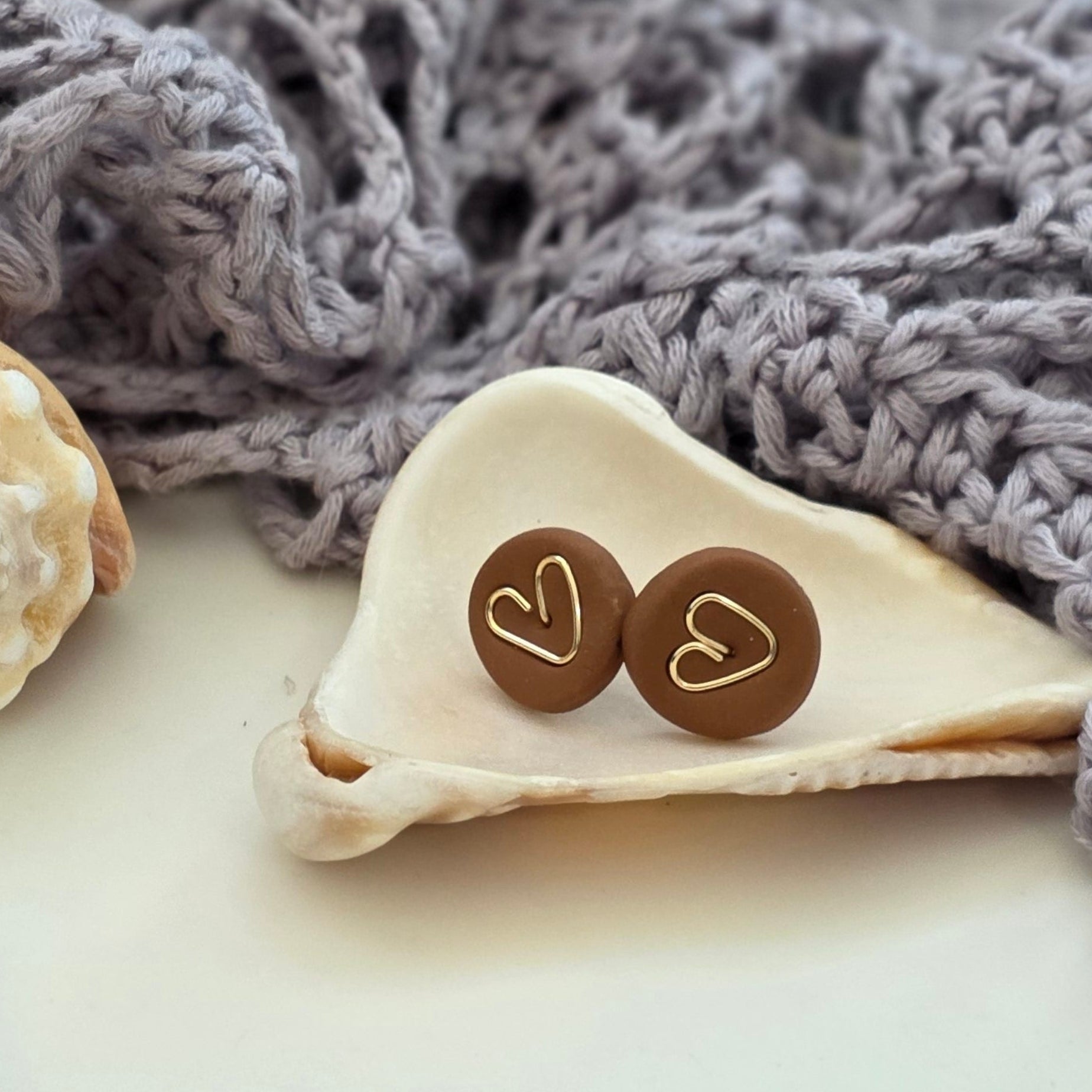 Aretes corazón hechos a mano
Heart stud earrings handmade
Aretes marrón dorado
Aretes tipo botón artesanales
handmade jewelry Puerto Rico
Aretes pequeños elegantes
Stud earrings heart
Aretes minimalistas
Jewelry handmade PR
Aretes delicados
Regalos hechos a mano
Blessed knots earrings
