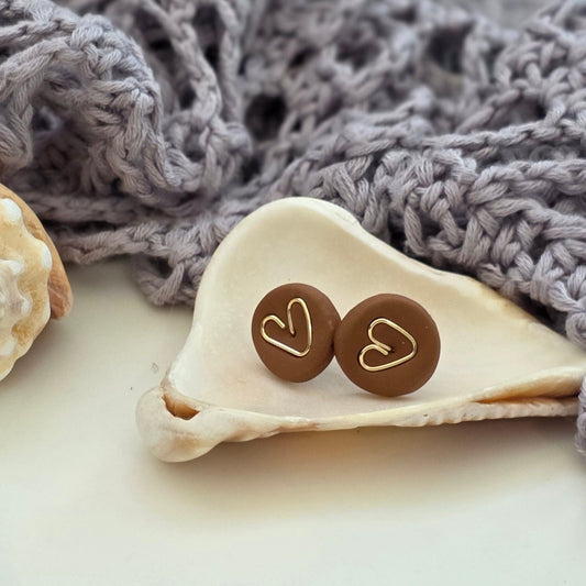 Aretes corazón hechos a mano
Heart stud earrings handmade
Aretes marrón dorado
Aretes tipo botón artesanales
handmade jewelry Puerto Rico
Aretes pequeños elegantes
Stud earrings heart
Aretes minimalistas
Jewelry handmade PR
Aretes delicados
Regalos hechos a mano
Blessed knots earrings