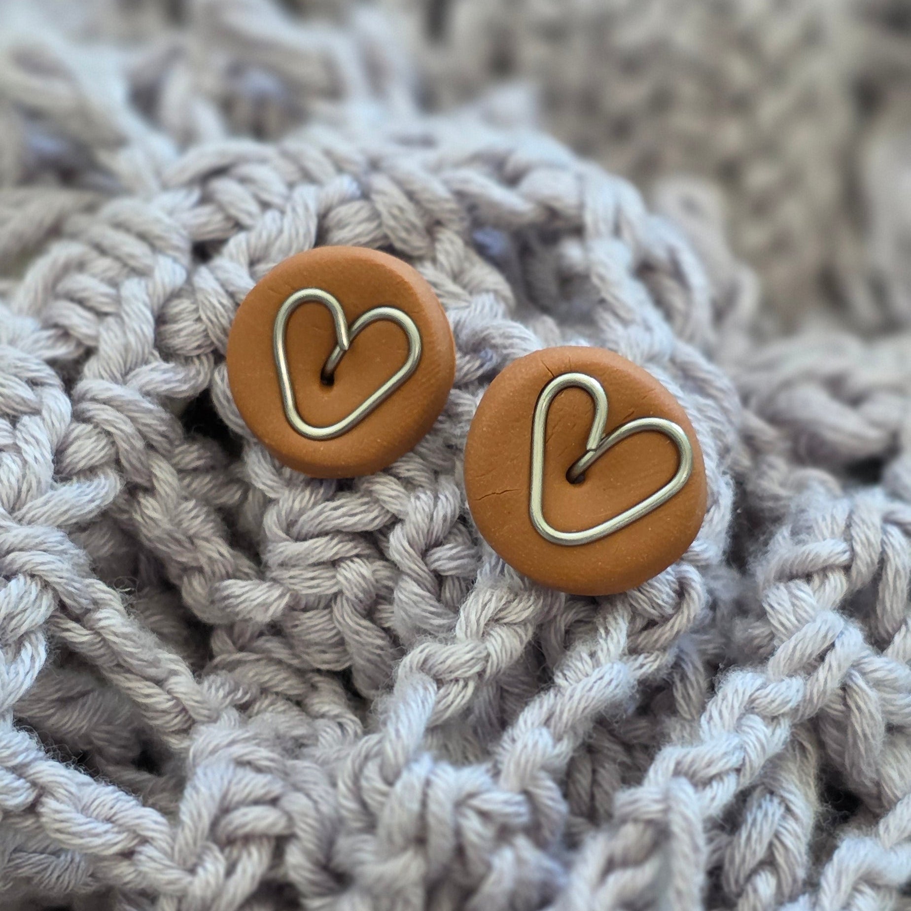 Aretes corazón hechos a mano
Heart stud earrings handmade
Aretes marrón dorado
Aretes tipo botón artesanales
handmade jewelry Puerto Rico
Aretes pequeños elegantes
Stud earrings heart
Aretes minimalistas
Jewelry handmade PR
Aretes delicados
Regalos hechos a mano
Blessed knots earrings