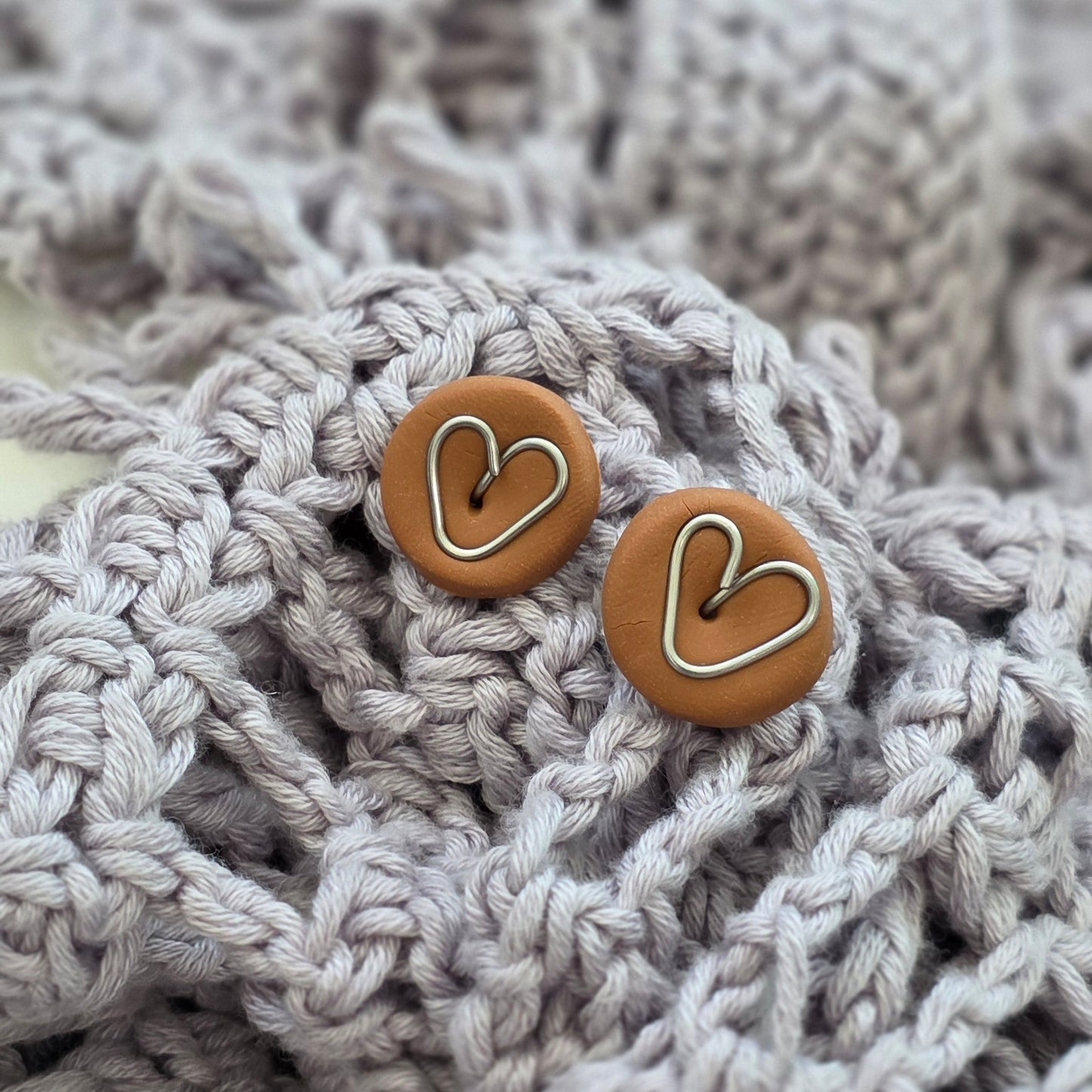 Aretes corazón hechos a mano
Heart stud earrings handmade
Aretes marrón dorado
Aretes tipo botón artesanales
handmade jewelry Puerto Rico
Aretes pequeños elegantes
Stud earrings heart
Aretes minimalistas
Jewelry handmade PR
Aretes delicados
Regalos hechos a mano
Blessed knots earrings