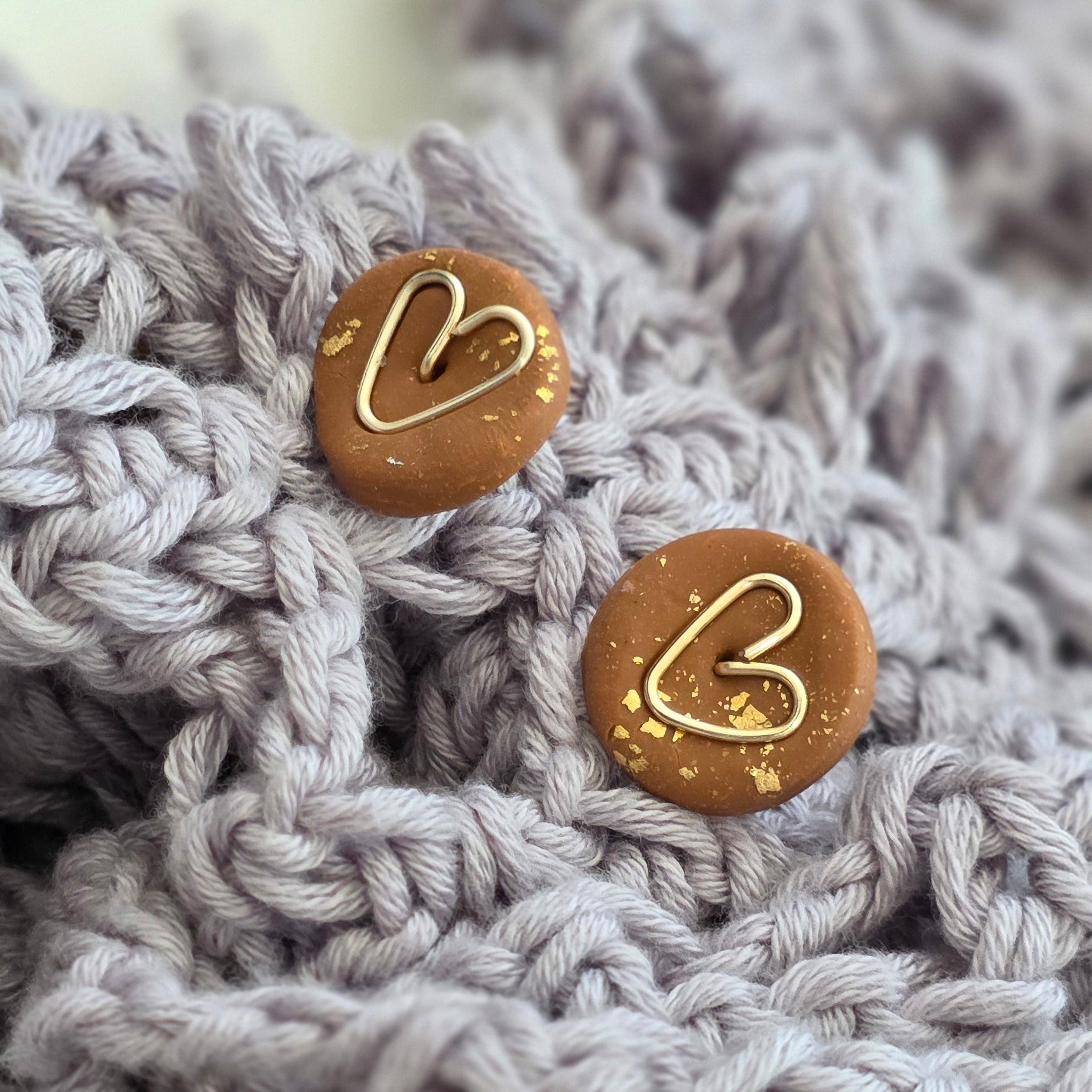 Aretes corazón hechos a mano
Heart stud earrings handmade
Aretes marrón dorado
Aretes tipo botón artesanales
handmade jewelry Puerto Rico
Aretes pequeños elegantes
Stud earrings heart
Aretes minimalistas
Jewelry handmade PR
Aretes delicados
Regalos hechos a mano
Blessed knots earrings