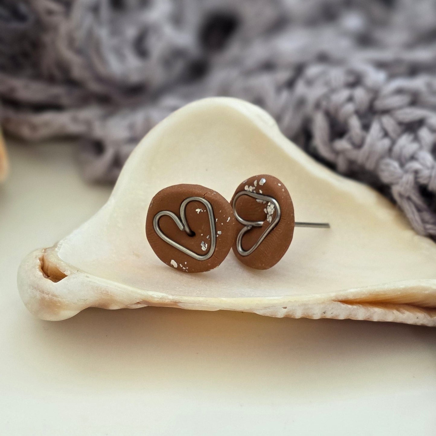 Aretes corazón hechos a mano
Heart stud earrings handmade
Aretes marrón dorado
Aretes tipo botón artesanales
handmade jewelry Puerto Rico
Aretes pequeños elegantes
Stud earrings heart
Aretes minimalistas
Jewelry handmade PR
Aretes delicados
Regalos hechos a mano
Blessed knots earrings