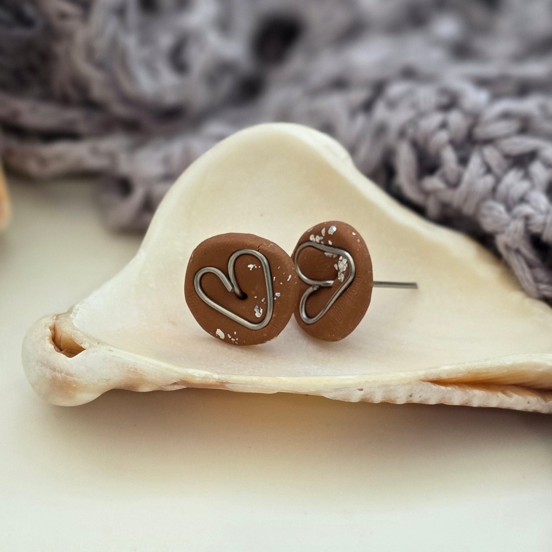 Aretes corazón hechos a mano
Heart stud earrings handmade
Aretes marrón dorado
Aretes tipo botón artesanales
handmade jewelry Puerto Rico
Aretes pequeños elegantes
Stud earrings heart
Aretes minimalistas
Jewelry handmade PR
Aretes delicados
Regalos hechos a mano
Blessed knots earrings