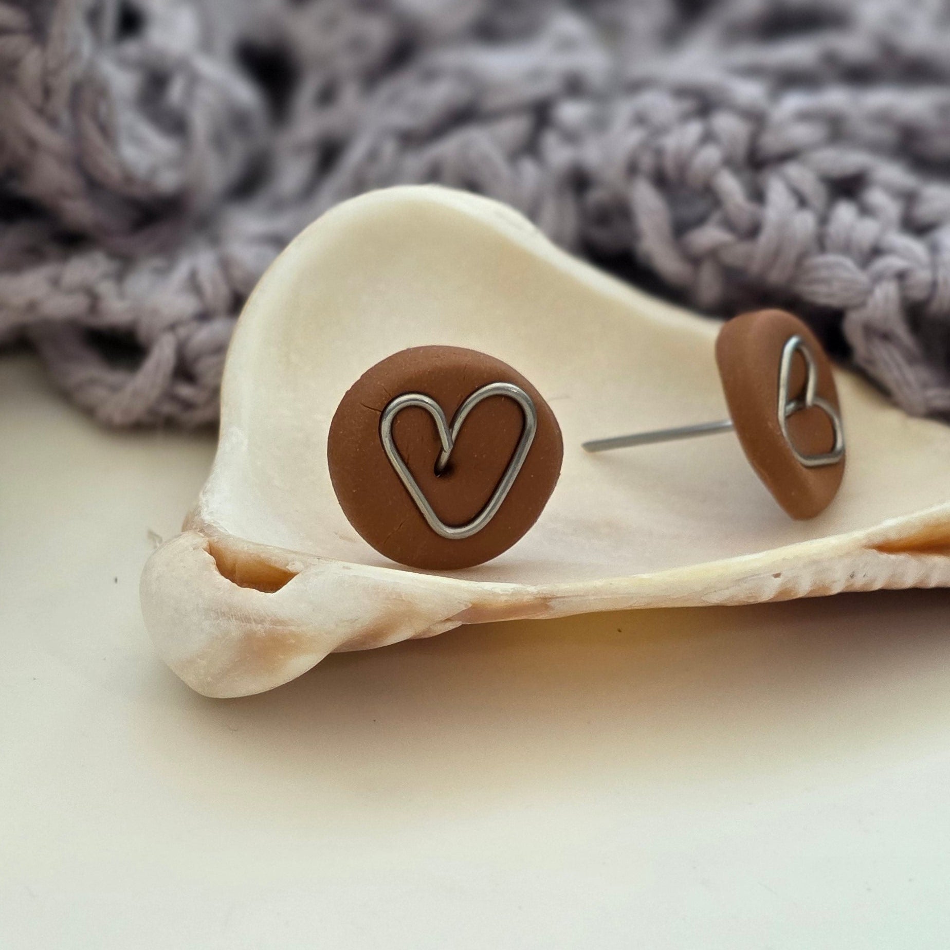 Aretes corazón hechos a mano
Heart stud earrings handmade
Aretes marrón dorado
Aretes tipo botón artesanales
handmade jewelry Puerto Rico
Aretes pequeños elegantes
Stud earrings heart
Aretes minimalistas
Jewelry handmade PR
Aretes delicados
Regalos hechos a mano
Blessed knots earrings