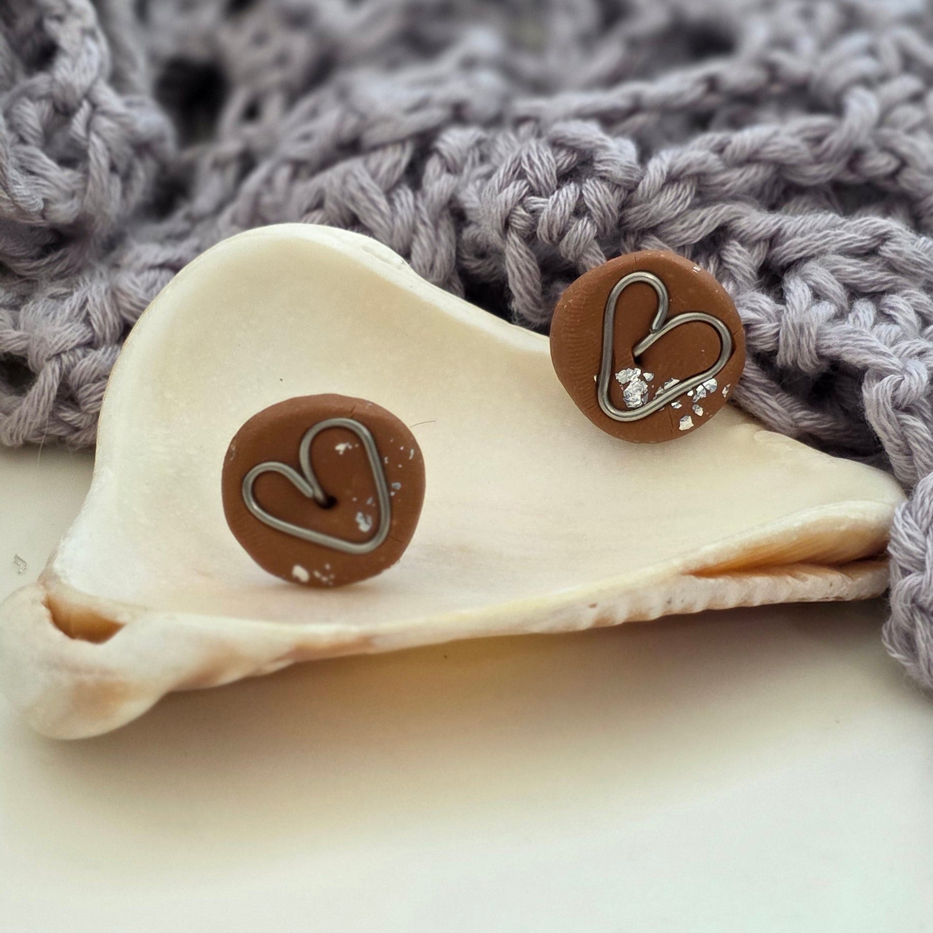 Aretes corazón hechos a mano
Heart stud earrings handmade
Aretes marrón dorado
Aretes tipo botón artesanales
handmade jewelry Puerto Rico
Aretes pequeños elegantes
Stud earrings heart
Aretes minimalistas
Jewelry handmade PR
Aretes delicados
Regalos hechos a mano
Blessed knots earrings