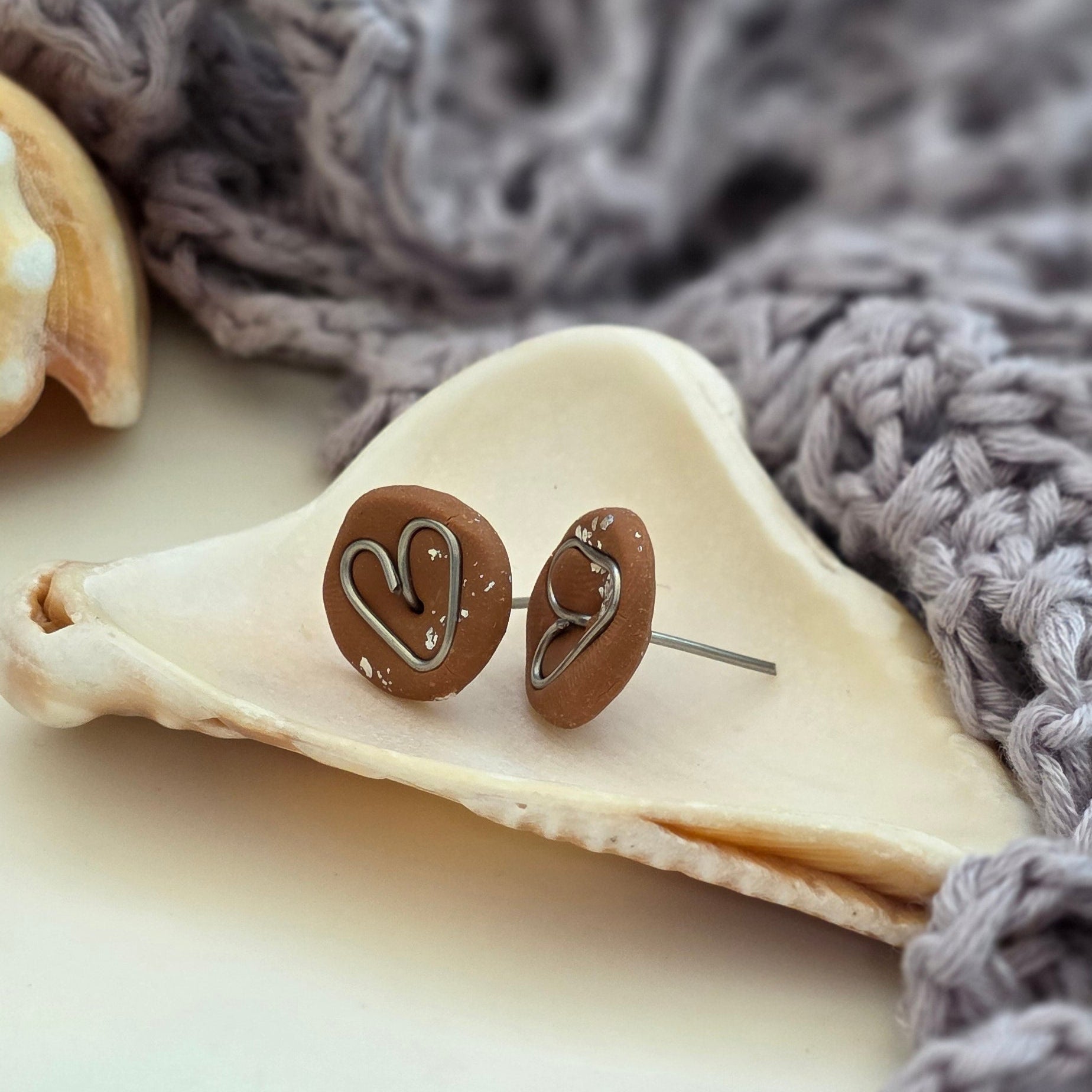 Aretes corazón hechos a mano
Heart stud earrings handmade
Aretes marrón dorado
Aretes tipo botón artesanales
handmade jewelry Puerto Rico
Aretes pequeños elegantes
Stud earrings heart
Aretes minimalistas
Jewelry handmade PR
Aretes delicados
Regalos hechos a mano
Blessed knots earrings
