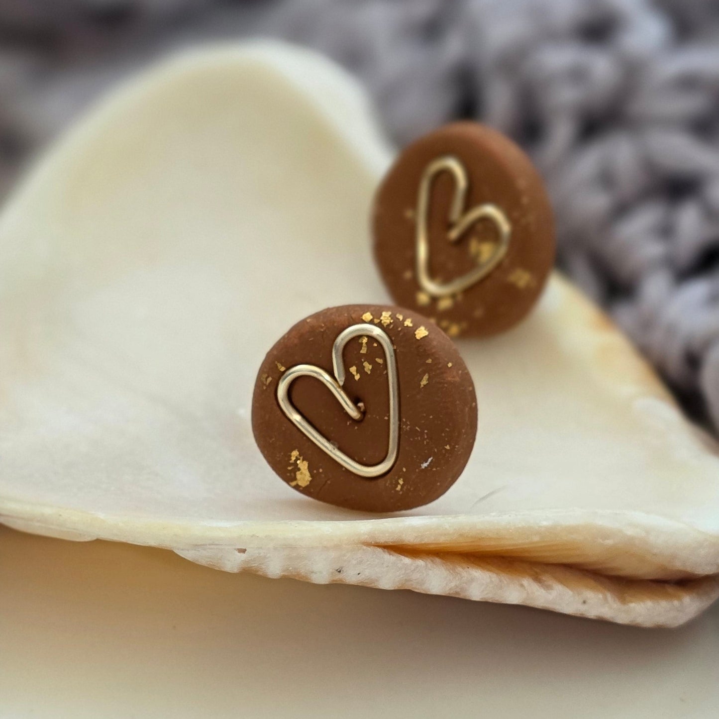 Aretes corazón hechos a mano
Heart stud earrings handmade
Aretes marrón dorado
Aretes tipo botón artesanales
handmade jewelry Puerto Rico
Aretes pequeños elegantes
Stud earrings heart
Aretes minimalistas
Jewelry handmade PR
Aretes delicados
Regalos hechos a mano
Blessed knots earrings