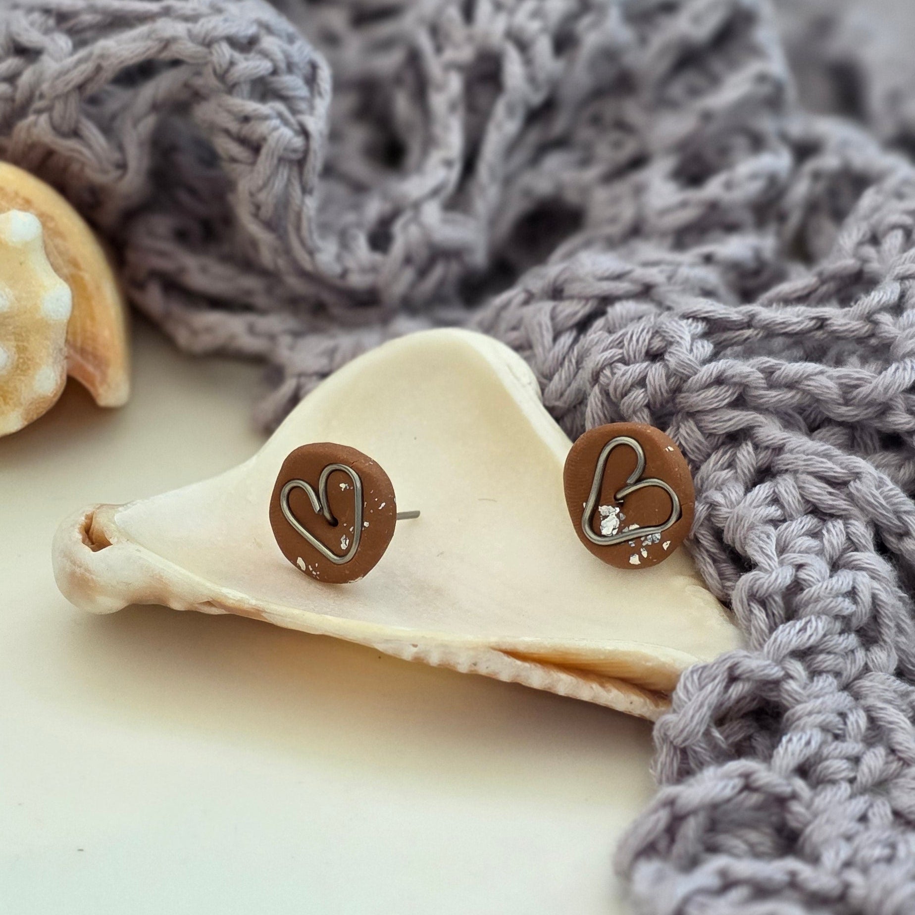 Aretes corazón hechos a mano
Heart stud earrings handmade
Aretes marrón dorado
Aretes tipo botón artesanales
handmade jewelry Puerto Rico
Aretes pequeños elegantes
Stud earrings heart
Aretes minimalistas
Jewelry handmade PR
Aretes delicados
Regalos hechos a mano
Blessed knots earrings