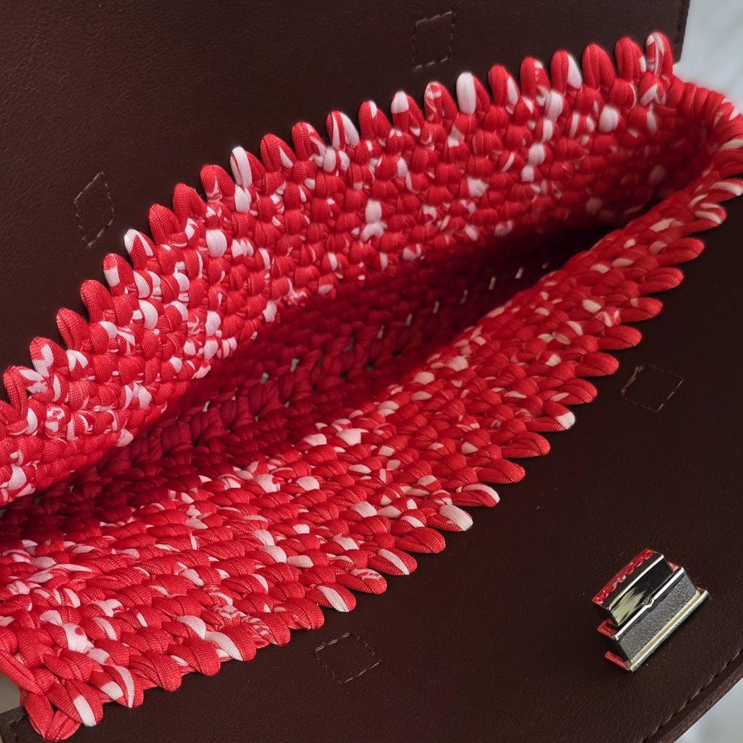 Bolso rojo cereza
Bolso tejido a mano
Bolso de crochet elegante
Bolso artesanal mujer
Bolso hecho a mano PR
Bolso rojo de crochet
Bolso exclusivo
Handmade crochet bag
Bolso moderno artesanal
Blessed Knots bolso