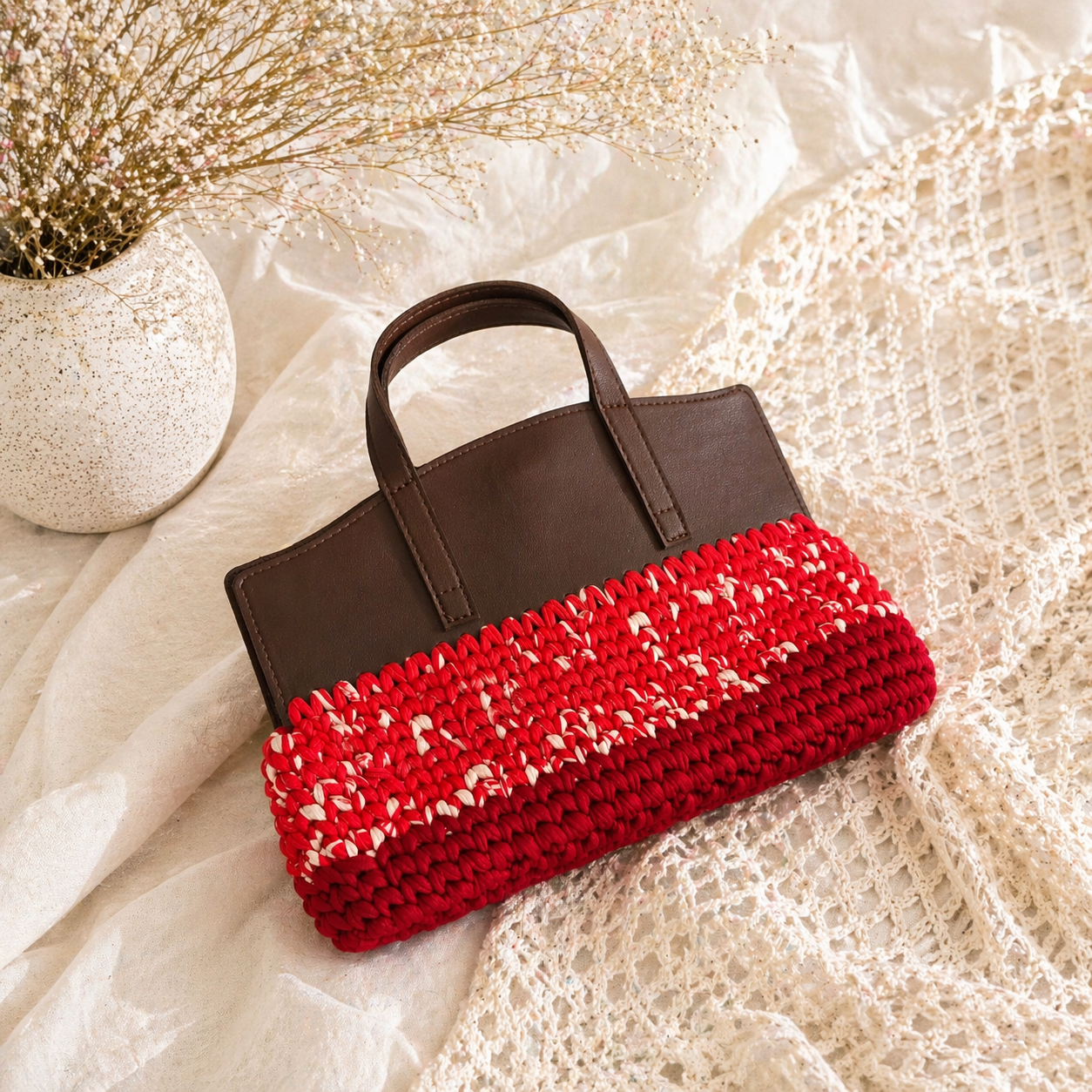 Bolso rojo cereza
Bolso tejido a mano
Bolso de crochet elegante
Bolso artesanal mujer
Bolso hecho a mano PR
Bolso rojo de crochet
Bolso exclusivo
Handmade crochet bag
Bolso moderno artesanal
Blessed Knots bolso