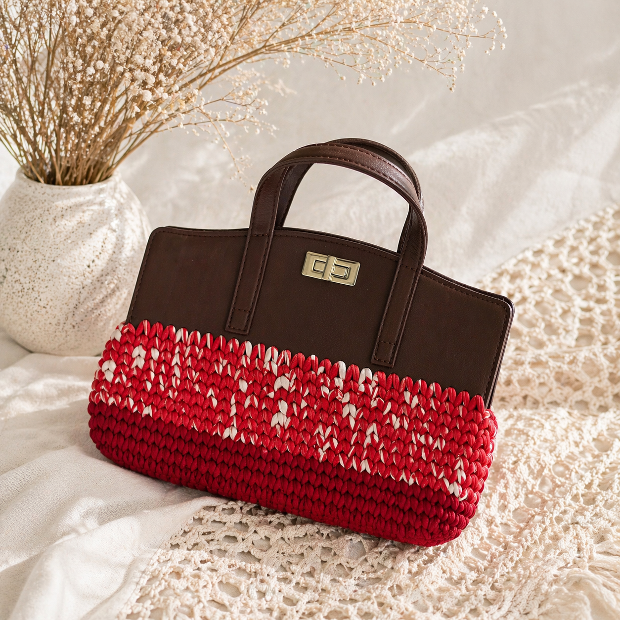 Bolso rojo cereza
Bolso tejido a mano
Bolso de crochet elegante
Bolso artesanal mujer
Bolso hecho a mano PR
Bolso rojo de crochet
Bolso exclusivo
Handmade crochet bag
Bolso moderno artesanal
Blessed Knots bolso