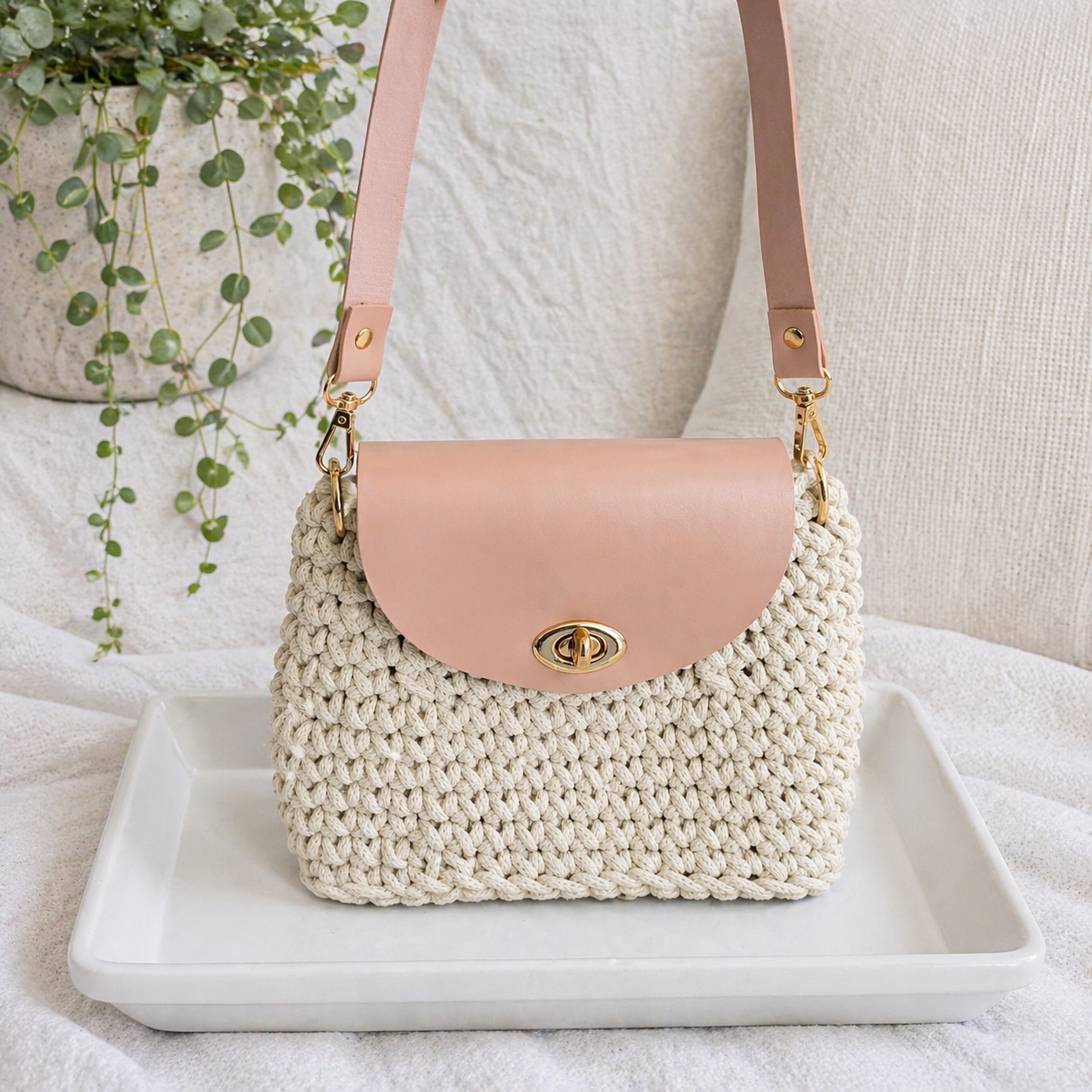 Bolso de crochet
Bolso tejido a mano
Bolso de algodón
braided cord bag
Bolso artesanal mujer
Bolso nude rosa
Bolso de crochet elegante
handmade crochet bag
Bolso pequeño mujer
Bolso con faux leather
Accesorios hechos a mano
Blessed knots
Bolsos tejidos Puerto Rico
Bolso minimalista
Bolso color rosa pálido