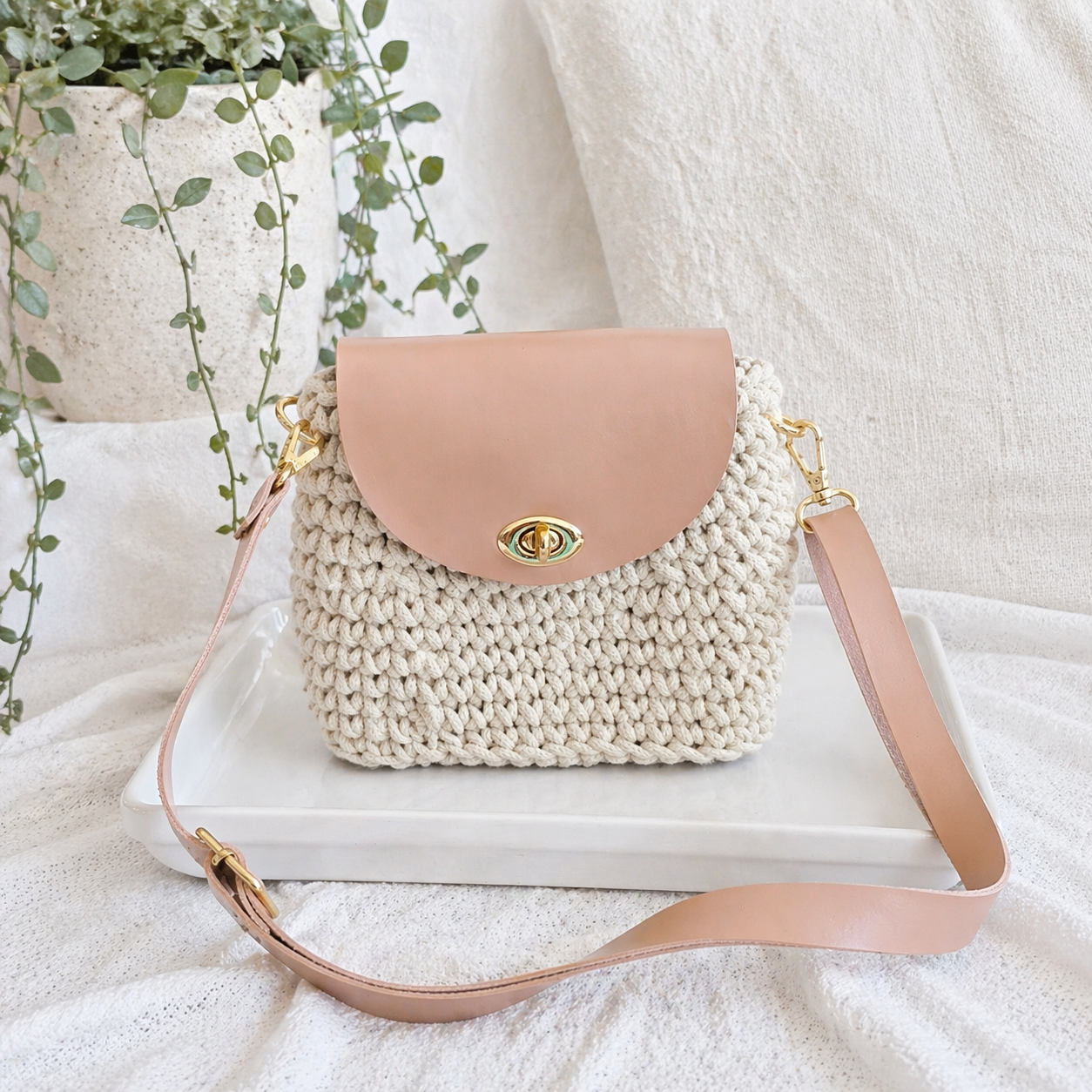 Bolso de crochet
Bolso tejido a mano
Bolso de algodón
braided cord bag
Bolso artesanal mujer
Bolso nude rosa
Bolso de crochet elegante
handmade crochet bag
Bolso pequeño mujer
Bolso con faux leather
Accesorios hechos a mano
Blessed knots
Bolsos tejidos Puerto Rico
Bolso minimalista
Bolso color rosa pálido