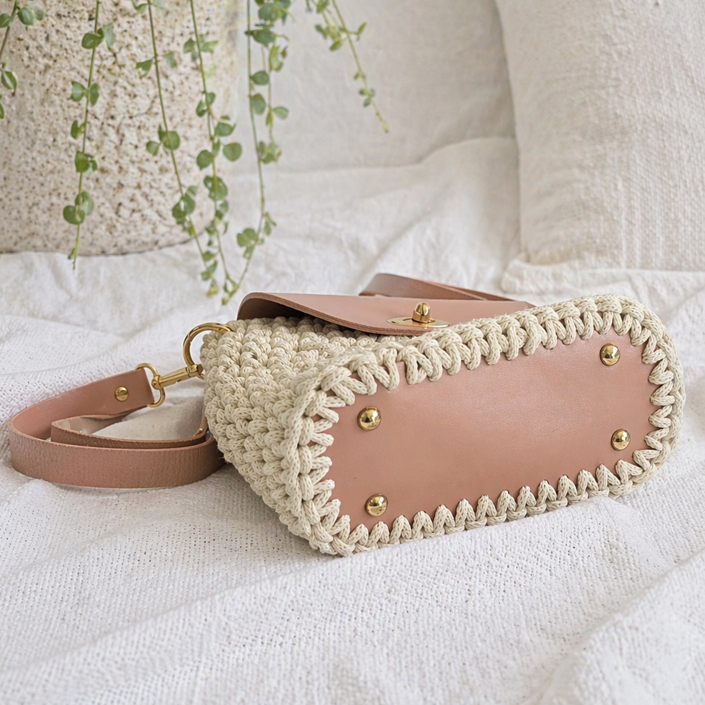 Bolso de crochet
Bolso tejido a mano
Bolso de algodón
braided cord bag
Bolso artesanal mujer
Bolso nude rosa
Bolso de crochet elegante
handmade crochet bag
Bolso pequeño mujer
Bolso con faux leather
Accesorios hechos a mano
Blessed knots
Bolsos tejidos Puerto Rico
Bolso minimalista
Bolso color rosa pálido