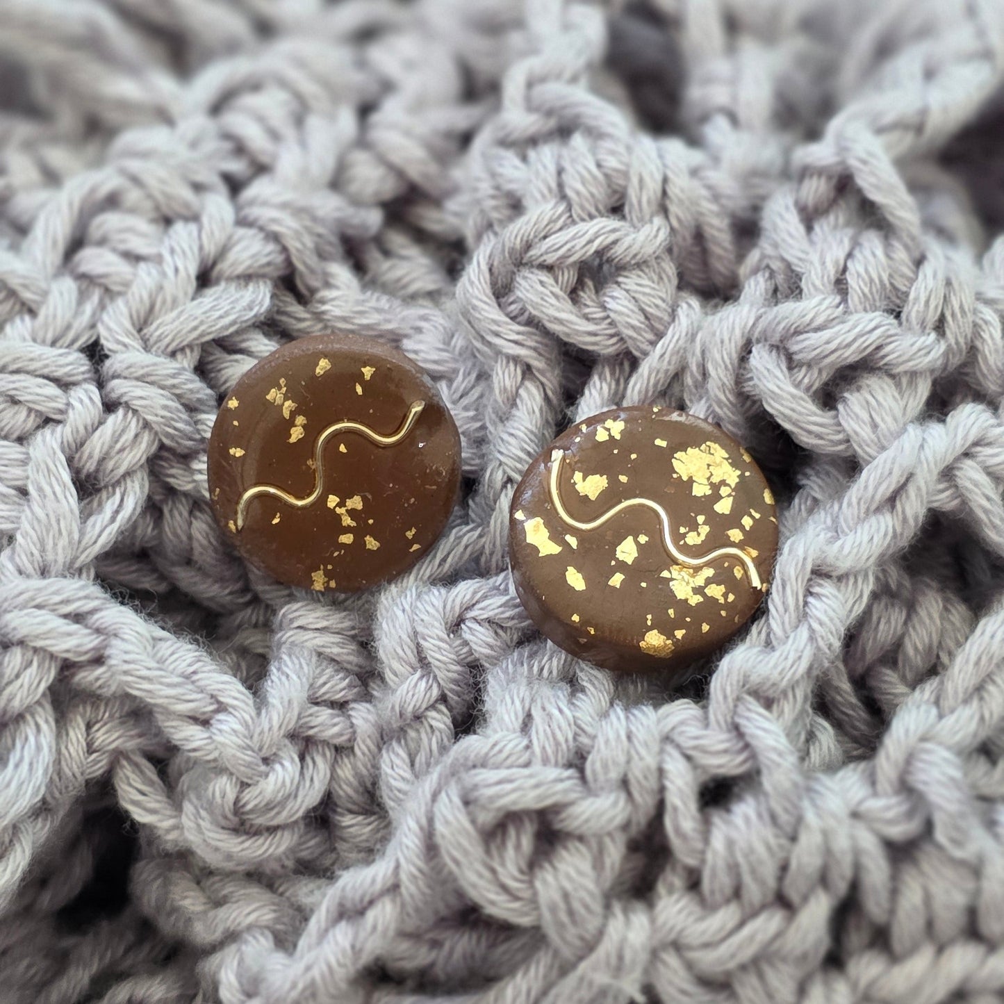 Aretes marrón dorado
handmade stud earrings brown
Aretes tipo botón artesanales
Aretes con destellos dorados
handmade jewelry Puerto Rico
Aretes minimalistas elegantes
Stud earrings gold flakes
Aretes pequeños modernos
blessed knots jewelry
Aretes orgánicos
Jewelry handmade PR
Regalos hechos a mano