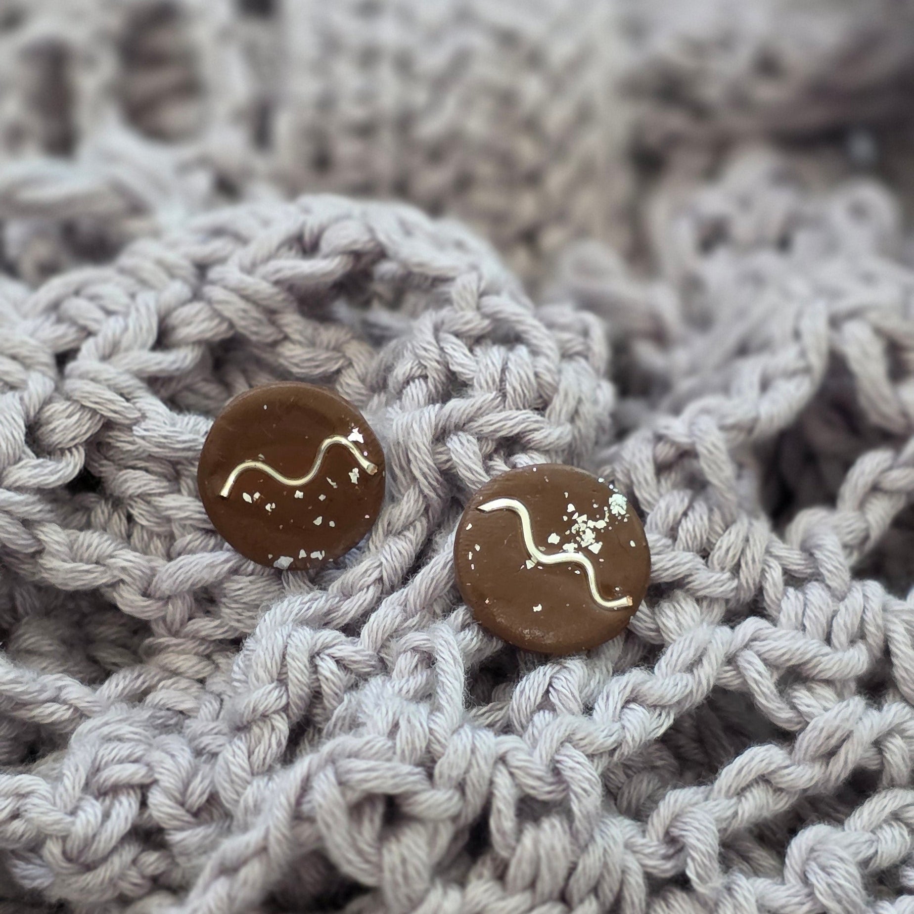 Aretes marrón dorado
handmade stud earrings brown
Aretes tipo botón artesanales
Aretes con destellos dorados
handmade jewelry Puerto Rico
Aretes minimalistas elegantes
Stud earrings gold flakes
Aretes pequeños modernos
blessed knots jewelry
Aretes orgánicos
Jewelry handmade PR
Regalos hechos a mano
