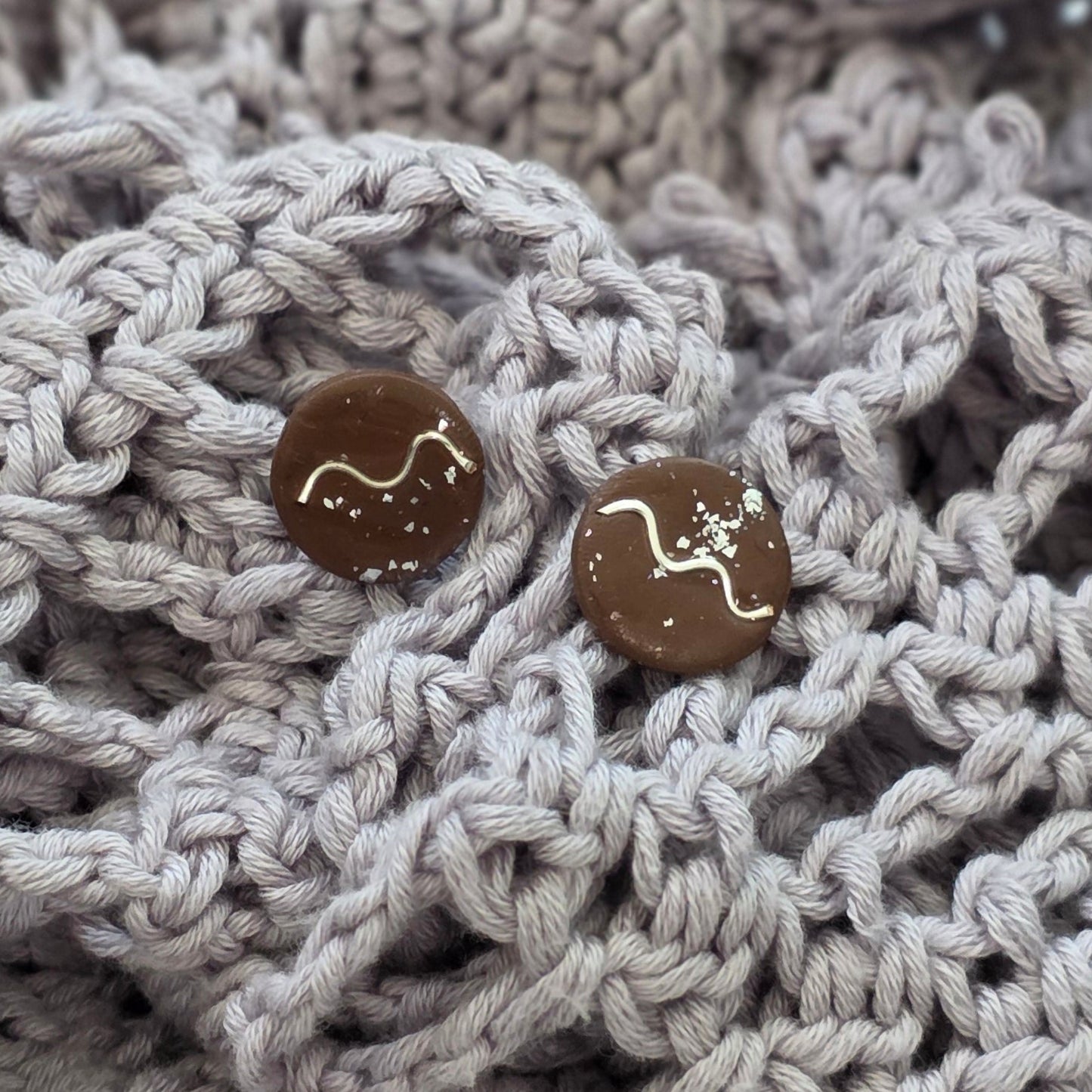 Aretes marrón dorado
handmade stud earrings brown
Aretes tipo botón artesanales
Aretes con destellos dorados
handmade jewelry Puerto Rico
Aretes minimalistas elegantes
Stud earrings gold flakes
Aretes pequeños modernos
blessed knots jewelry
Aretes orgánicos
Jewelry handmade PR
Regalos hechos a mano