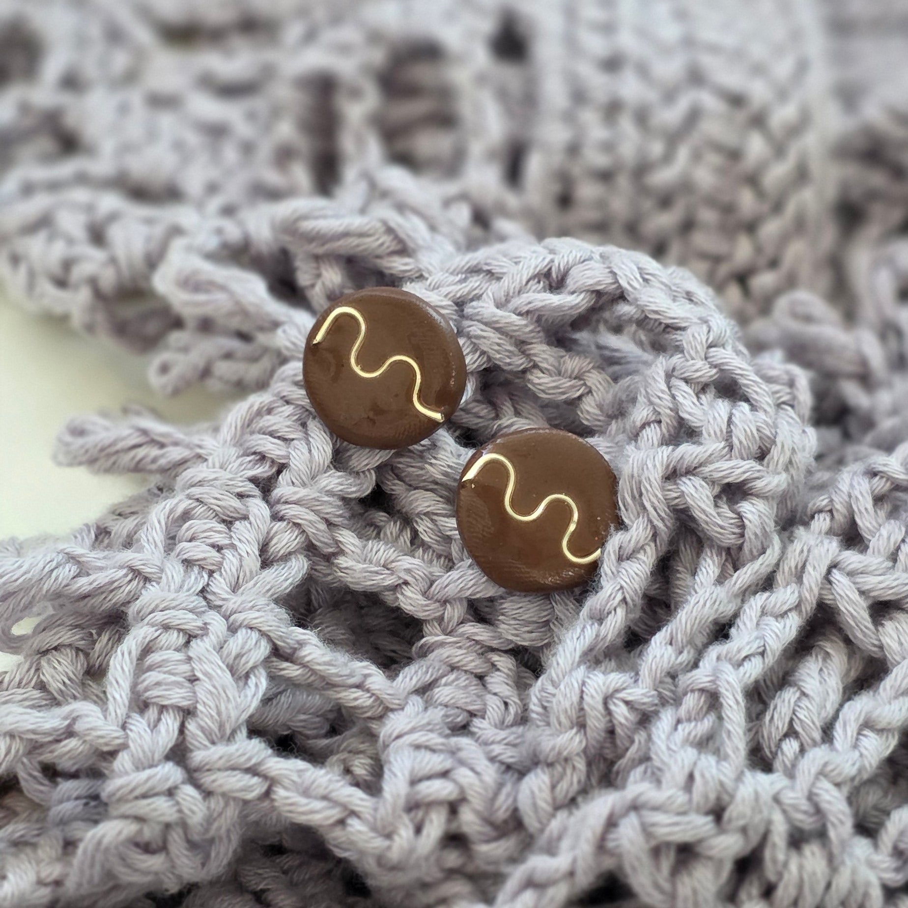 Aretes marrón dorado
handmade stud earrings brown
Aretes tipo botón artesanales
Aretes con destellos dorados
handmade jewelry Puerto Rico
Aretes minimalistas elegantes
Stud earrings gold flakes
Aretes pequeños modernos
blessed knots jewelry
Aretes orgánicos
Jewelry handmade PR
Regalos hechos a mano