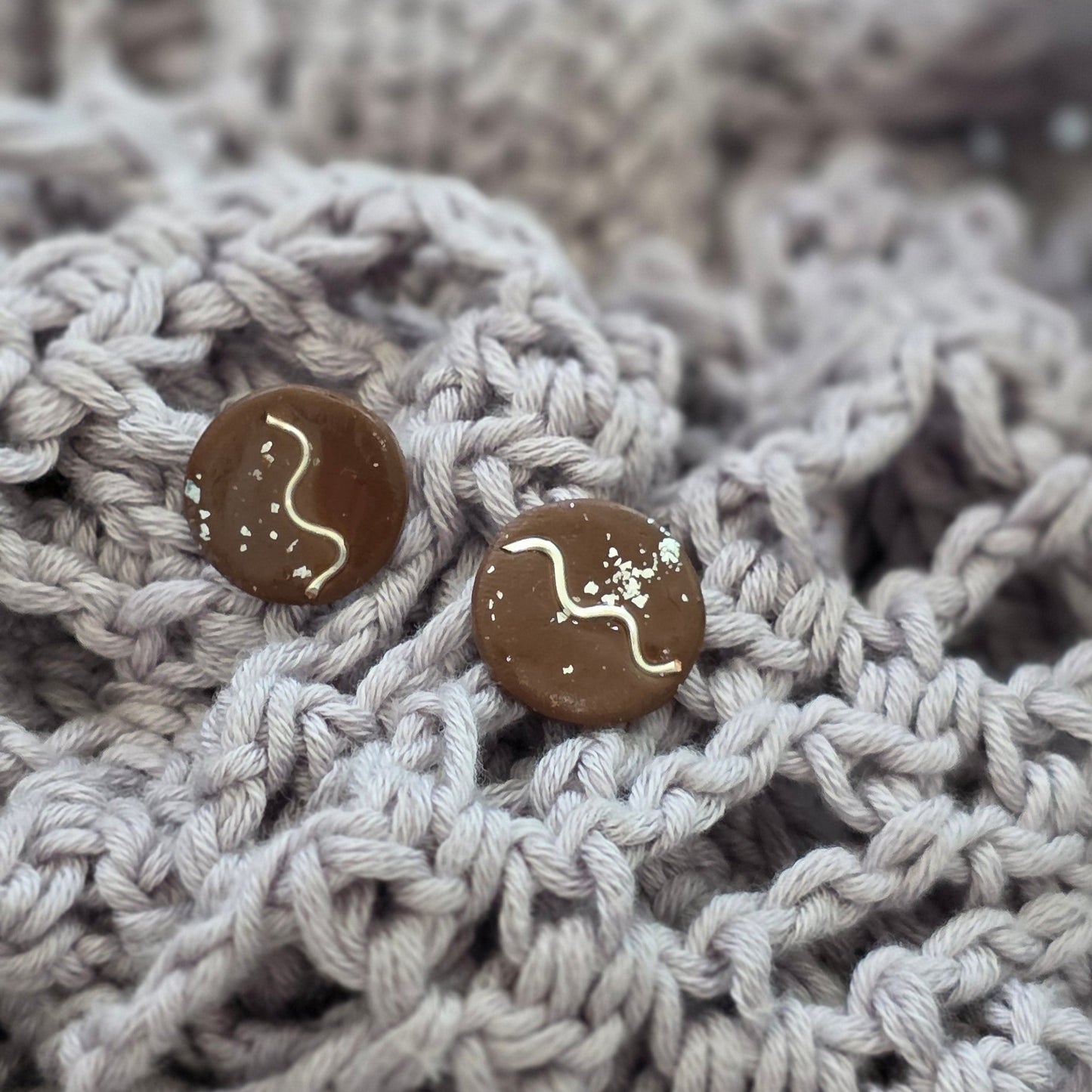 Aretes marrón dorado
handmade stud earrings brown
Aretes tipo botón artesanales
Aretes con destellos dorados
handmade jewelry Puerto Rico
Aretes minimalistas elegantes
Stud earrings gold flakes
Aretes pequeños modernos
blessed knots jewelry
Aretes orgánicos
Jewelry handmade PR
Regalos hechos a mano