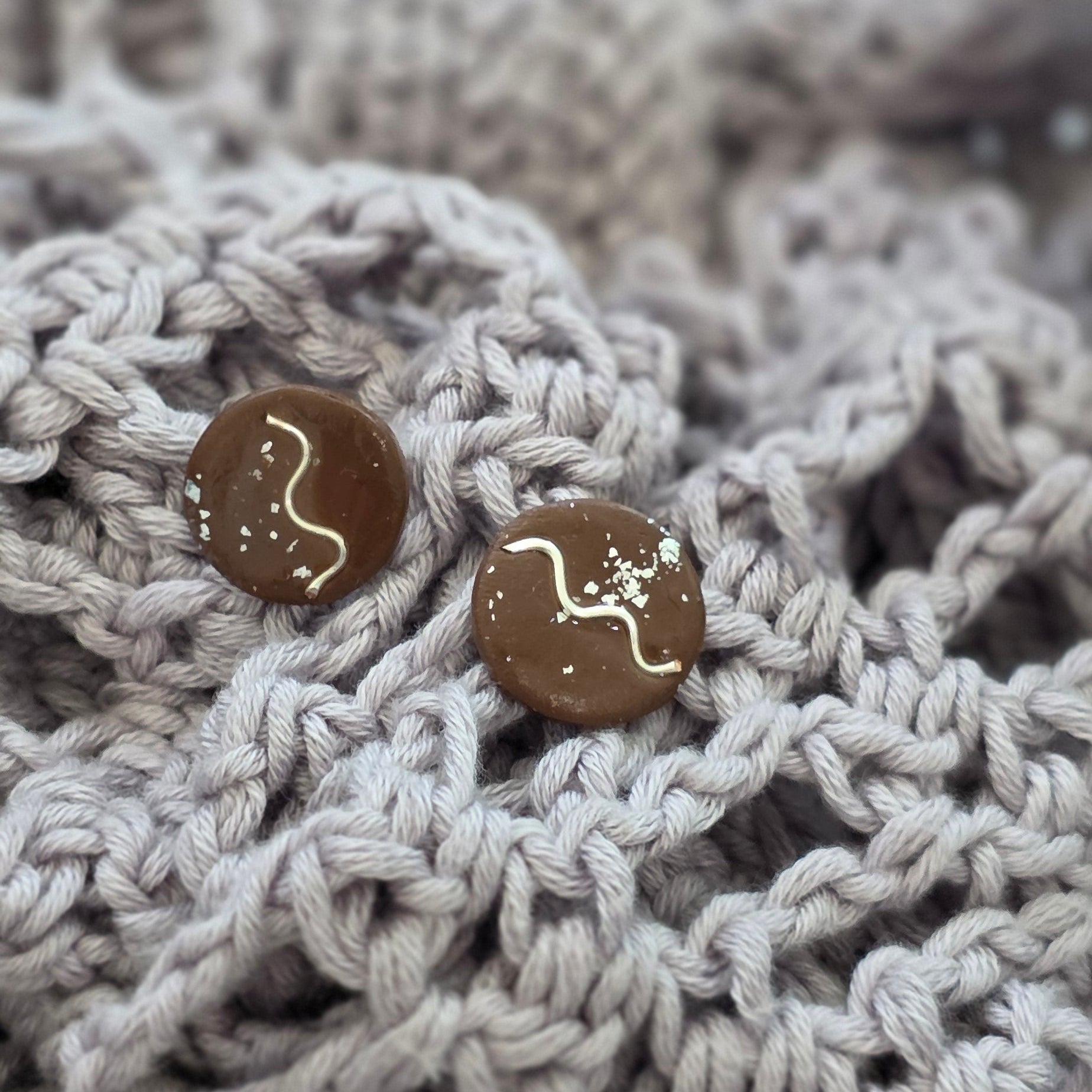 Aretes marrón dorado
handmade stud earrings brown
Aretes tipo botón artesanales
Aretes con destellos dorados
handmade jewelry Puerto Rico
Aretes minimalistas elegantes
Stud earrings gold flakes
Aretes pequeños modernos
blessed knots jewelry
Aretes orgánicos
Jewelry handmade PR
Regalos hechos a mano