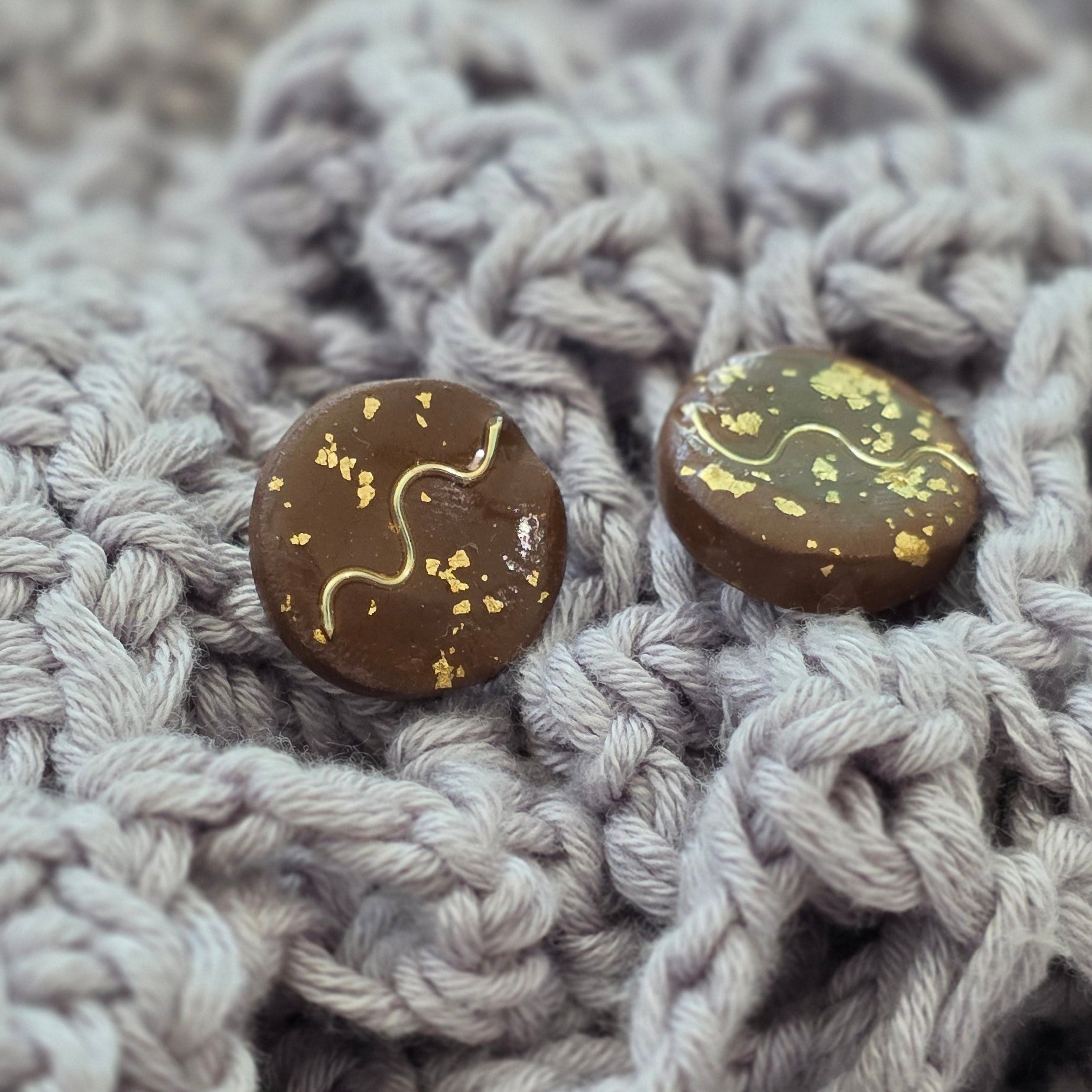 Aretes marrón dorado
handmade stud earrings brown
Aretes tipo botón artesanales
Aretes con destellos dorados
handmade jewelry Puerto Rico
Aretes minimalistas elegantes
Stud earrings gold flakes
Aretes pequeños modernos
blessed knots jewelry
Aretes orgánicos
Jewelry handmade PR
Regalos hechos a mano