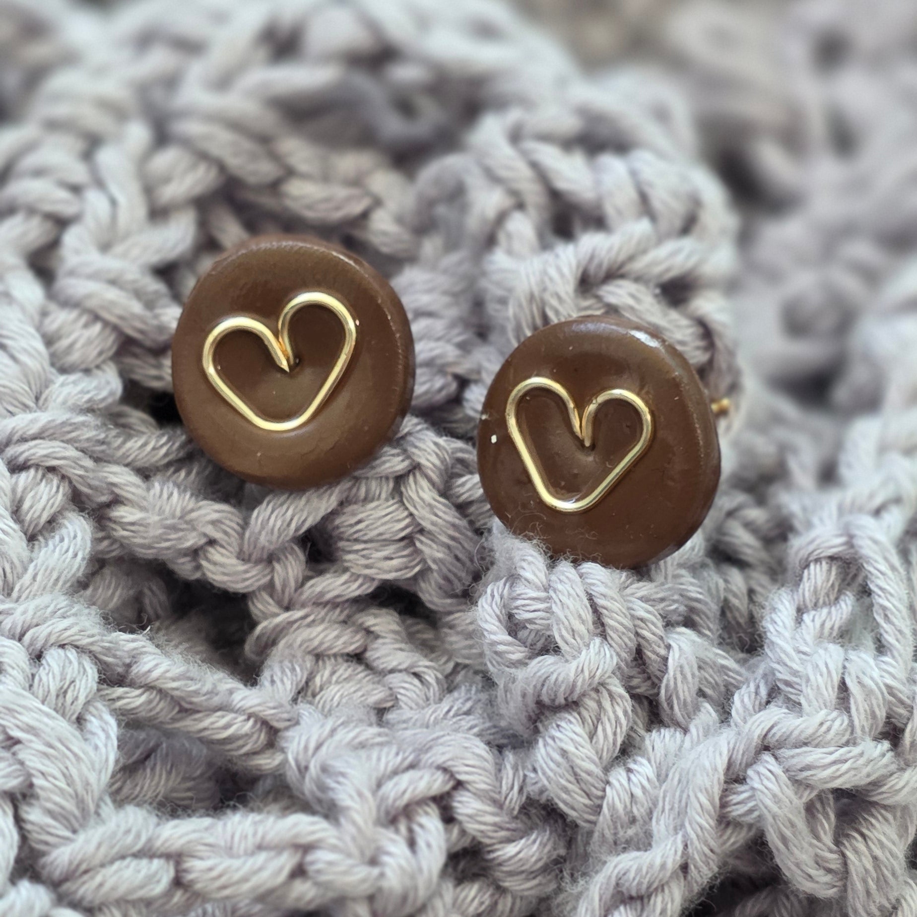 Aretes corazón marrón
Brown heart stud earrings
Aretes con alambre de cobre
copper wire heart earrings
Aretes tipo botón hechos a mano
handmade jewelry Puerto Rico
Aretes minimalistas
Aretes dorados y plateados
Stud earrings heart gold silver
blessed knots jewelry
Aretes artesanales
Regalos hechos a mano