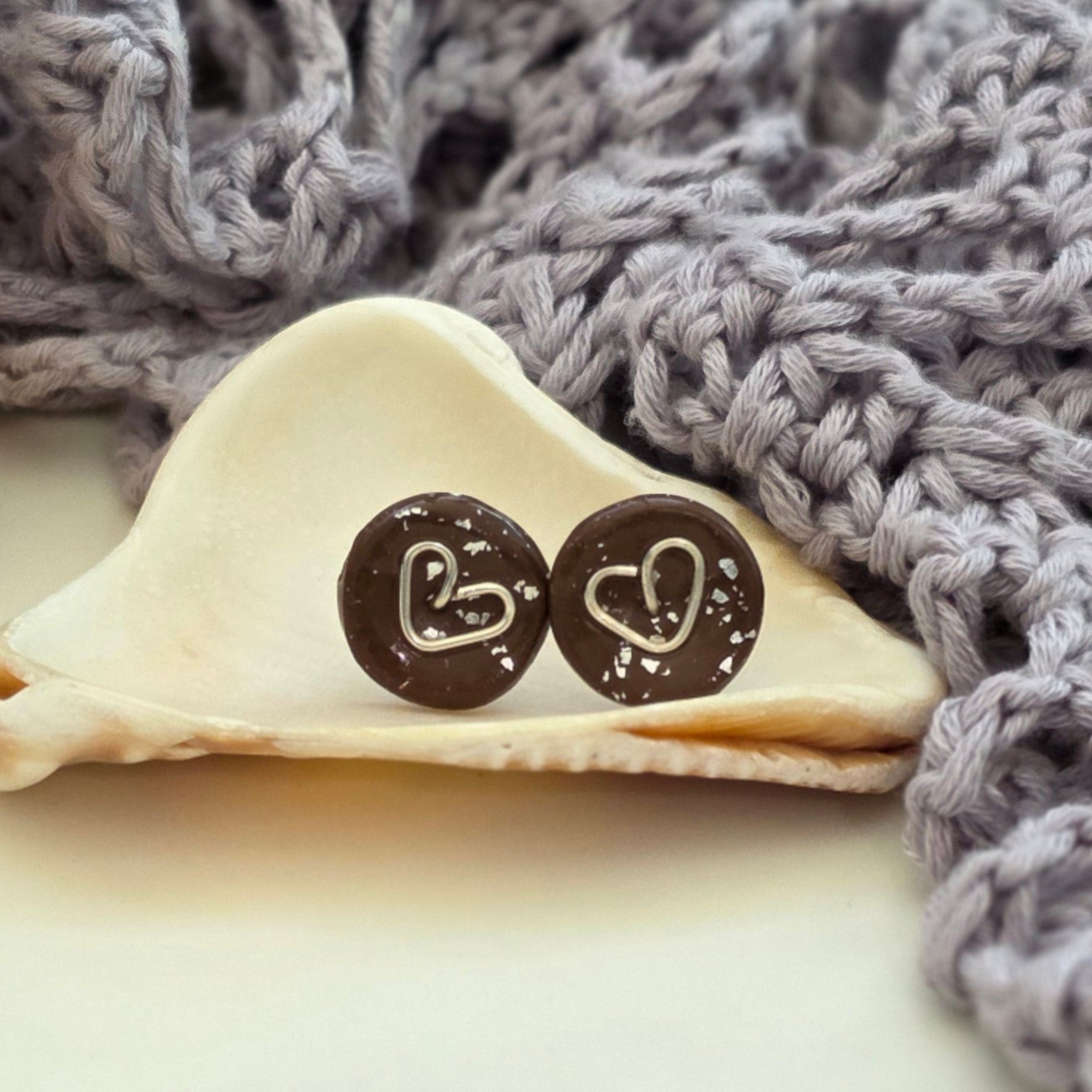 Aretes corazón marrón
Brown heart stud earrings
Aretes con alambre de cobre
copper wire heart earrings
Aretes tipo botón hechos a mano
handmade jewelry Puerto Rico
Aretes minimalistas
Aretes dorados y plateados
Stud earrings heart gold silver
blessed knots jewelry
Aretes artesanales
Regalos hechos a mano