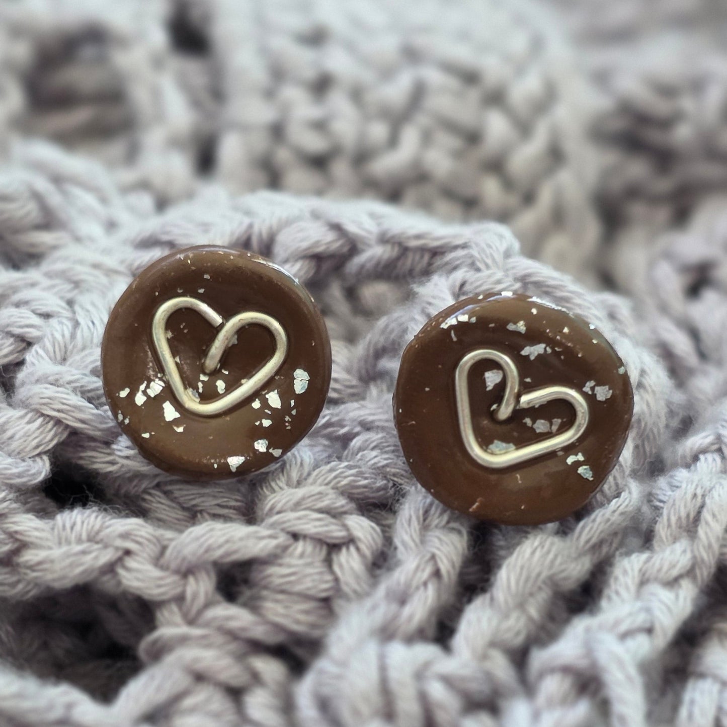 Aretes corazón marrón
Brown heart stud earrings
Aretes con alambre de cobre
copper wire heart earrings
Aretes tipo botón hechos a mano
handmade jewelry Puerto Rico
Aretes minimalistas
Aretes dorados y plateados
Stud earrings heart gold silver
blessed knots jewelry
Aretes artesanales
Regalos hechos a mano