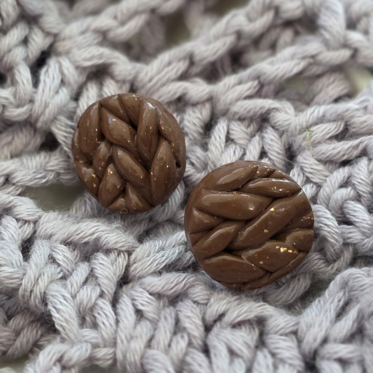 Aretes hechos a mano
Aretes artesanales
Aretes tipo botón
Aretes textura crochet
crochet inspired earrings
Knot earrings
handmade stud earrings
Brown stud earrings
Aretes color cacao
Aretes texturizados
Boho earrings
artisan jewelry
Unique handmade earrings
lightweight earrings
handmade jewelry Puerto Rico
Blessed Knots
Knot jewelry
crochet jewelry
Limited edition jewelry