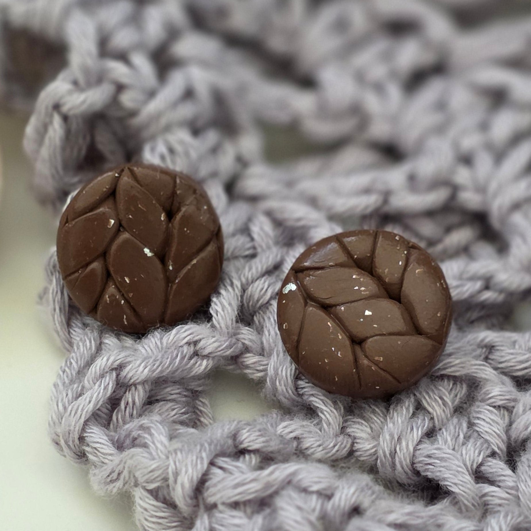 Aretes hechos a mano
Aretes artesanales
Aretes tipo botón
Aretes textura crochet
crochet inspired earrings
Knot earrings
handmade stud earrings
Brown stud earrings
Aretes color cacao
Aretes texturizados
Boho earrings
artisan jewelry
Unique handmade earrings
lightweight earrings
handmade jewelry Puerto Rico
Blessed Knots
Knot jewelry
crochet jewelry
Limited edition jewelry