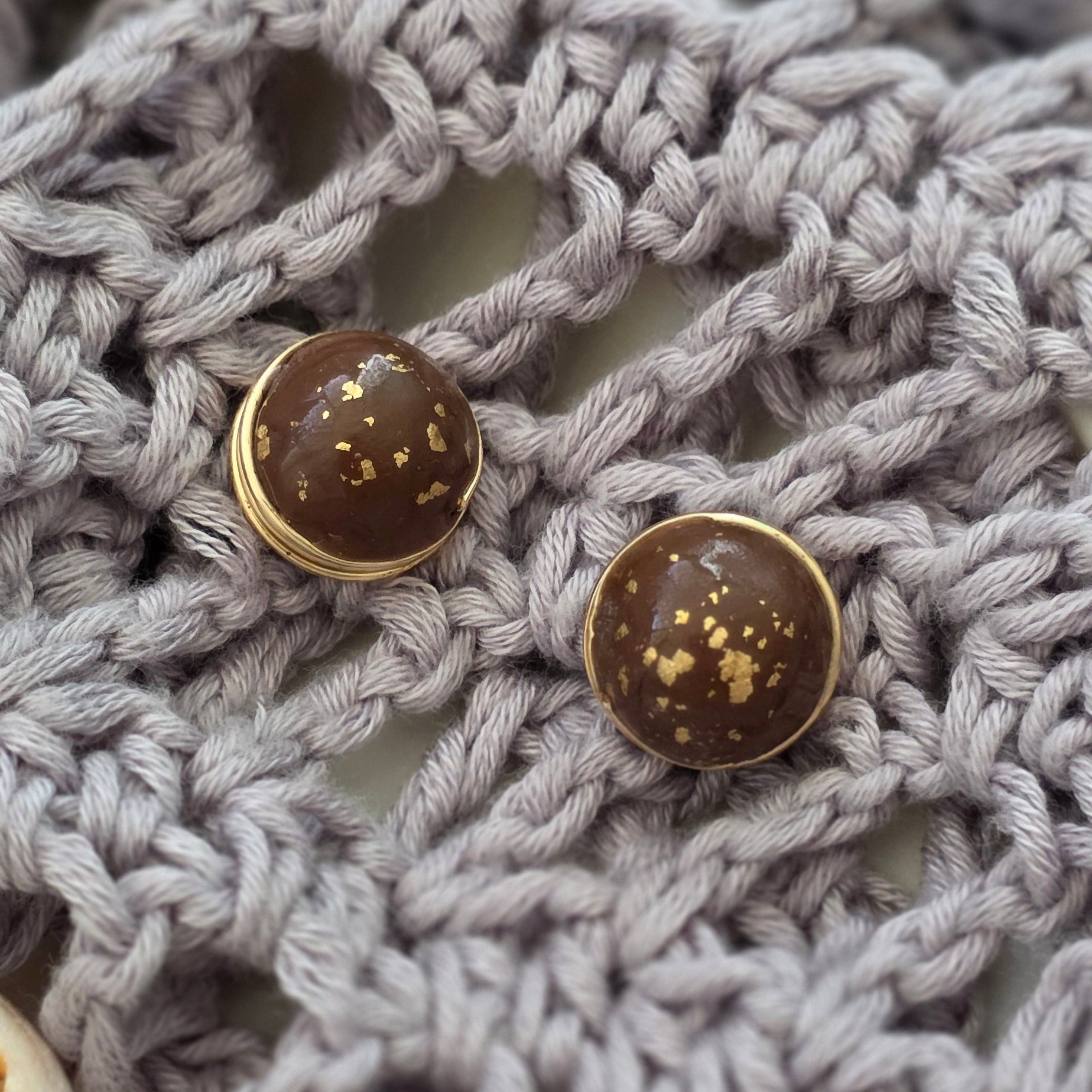 aretes hechos a mano
aretes artesanales
aretes tipo botón
aretes marmoleados
stud earrings handmade
marbled earrings
brown earrings
earth-tone earrings
gold stud earrings
aretes dorados elegantes
boho earrings
organic jewelry
neutral-toned jewelry
unique handmade earrings
lightweight earrings
artisan jewelry
handmade jewelry Puerto Rico
Blessed Knots
limited edition jewelry