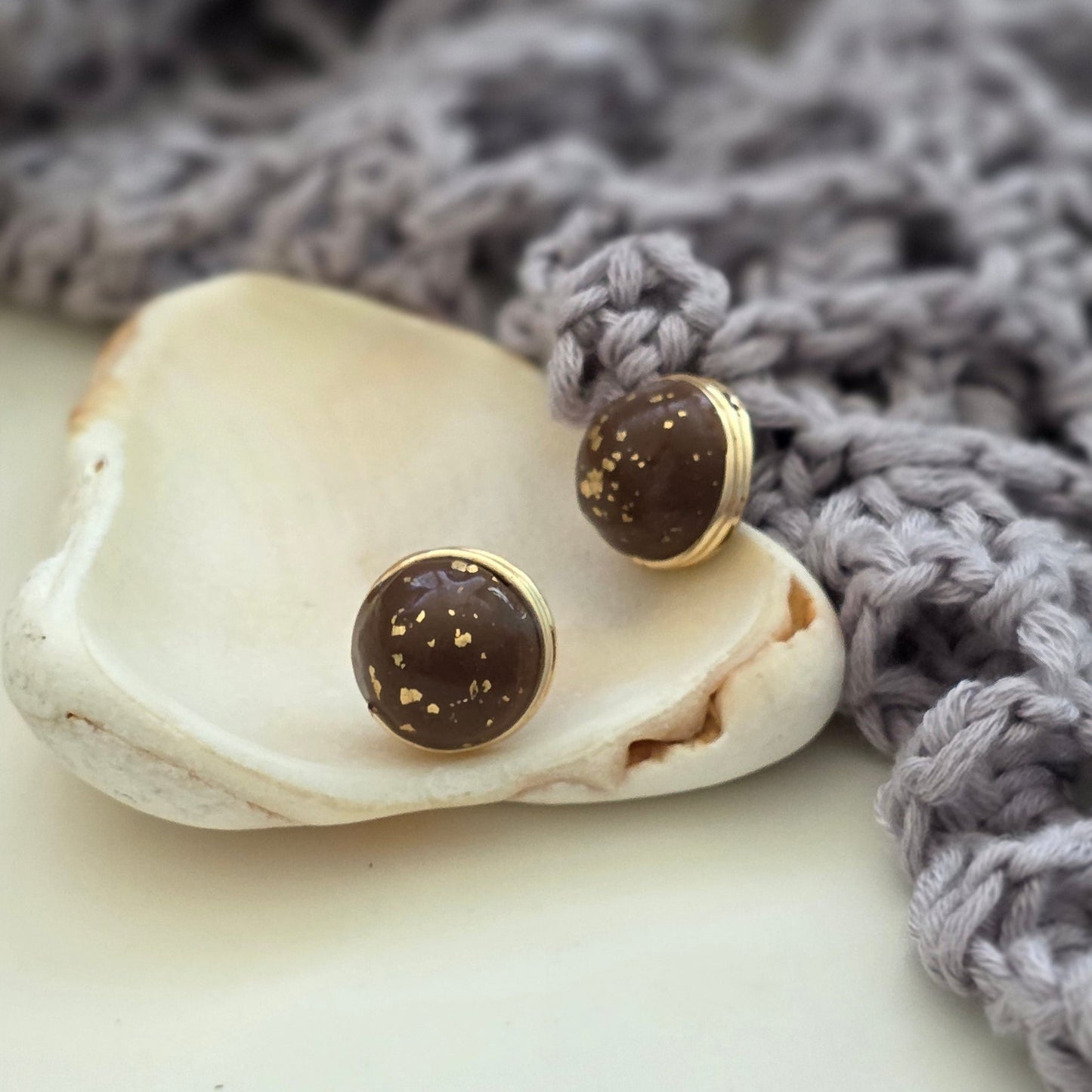 aretes hechos a mano
aretes artesanales
aretes tipo botón
aretes marmoleados
stud earrings handmade
marbled earrings
brown earrings
earth-tone earrings
gold stud earrings
aretes dorados elegantes
boho earrings
organic jewelry
neutral-toned jewelry
unique handmade earrings
lightweight earrings
artisan jewelry
handmade jewelry Puerto Rico
Blessed Knots
limited edition jewelry