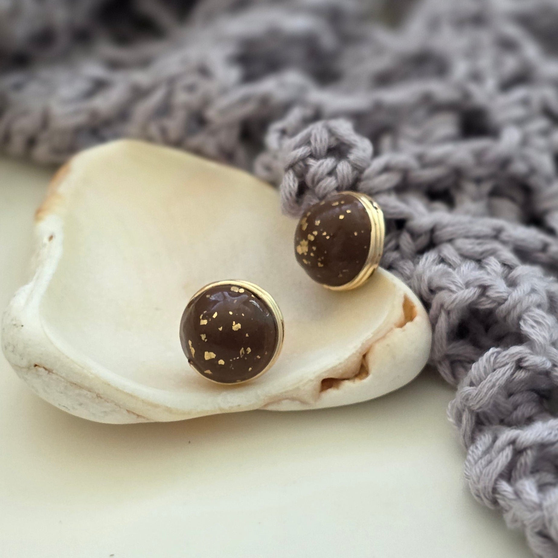aretes hechos a mano
aretes artesanales
aretes tipo botón
aretes marmoleados
stud earrings handmade
marbled earrings
brown earrings
earth-tone earrings
gold stud earrings
aretes dorados elegantes
boho earrings
organic jewelry
neutral-toned jewelry
unique handmade earrings
lightweight earrings
artisan jewelry
handmade jewelry Puerto Rico
Blessed Knots
limited edition jewelry