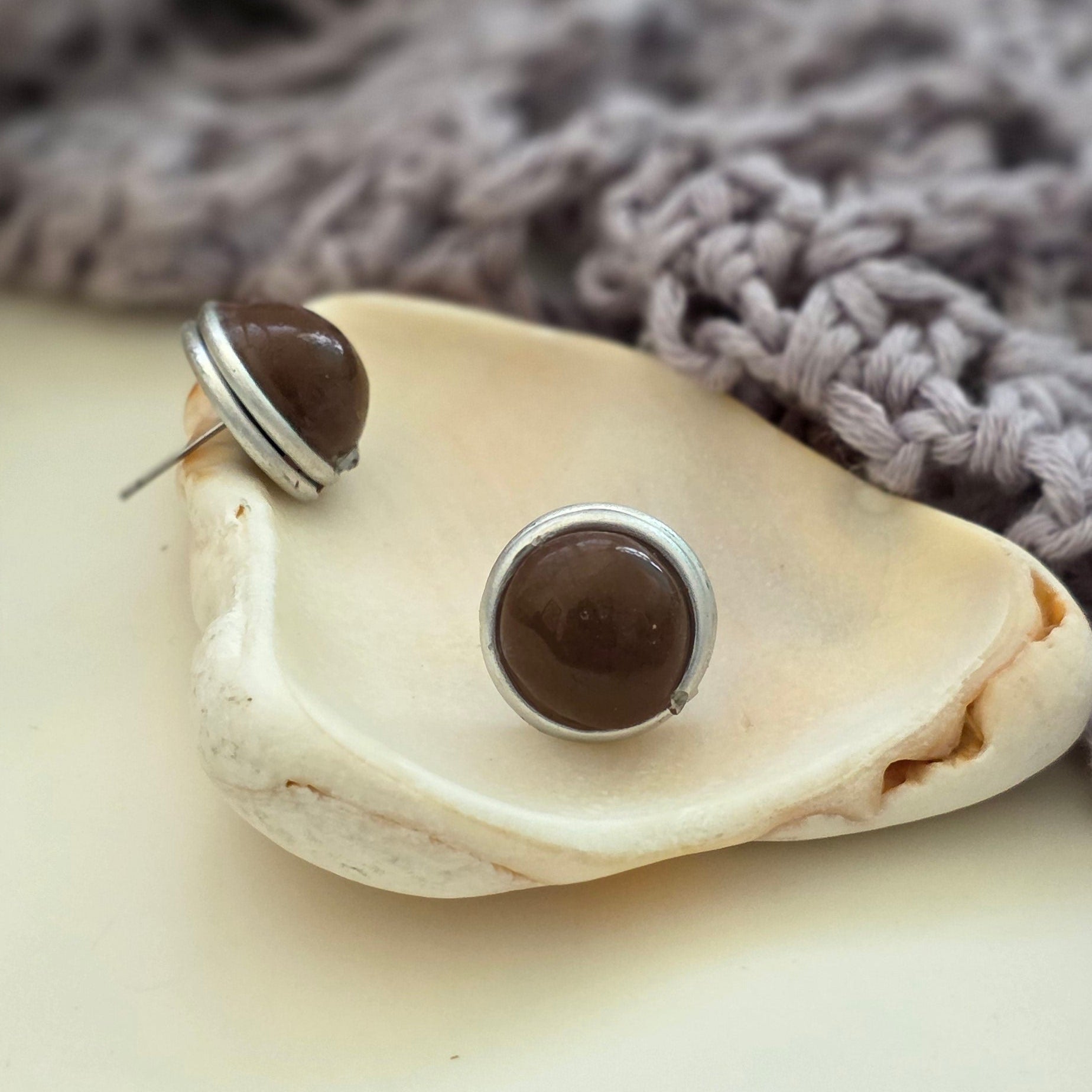 aretes hechos a mano
aretes artesanales
aretes tipo botón
aretes marmoleados
stud earrings handmade
marbled earrings
brown earrings
earth-tone earrings
gold stud earrings
aretes dorados elegantes
boho earrings
organic jewelry
neutral-toned jewelry
unique handmade earrings
lightweight earrings
artisan jewelry
handmade jewelry Puerto Rico
Blessed Knots
limited edition jewelry