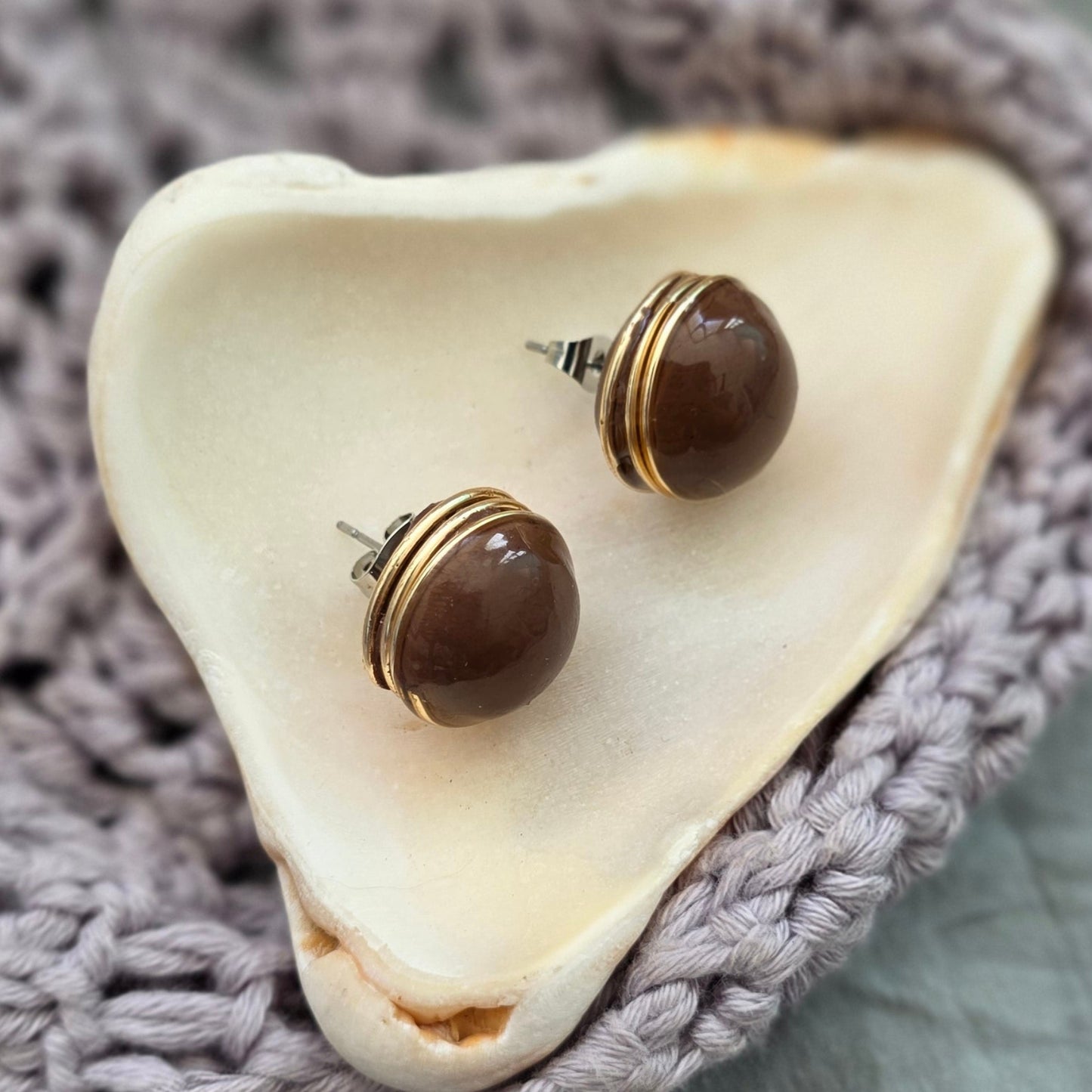 aretes hechos a mano
aretes artesanales
aretes tipo botón
aretes marmoleados
stud earrings handmade
marbled earrings
brown earrings
earth-tone earrings
gold stud earrings
aretes dorados elegantes
boho earrings
organic jewelry
neutral-toned jewelry
unique handmade earrings
lightweight earrings
artisan jewelry
handmade jewelry Puerto Rico
Blessed Knots
limited edition jewelry