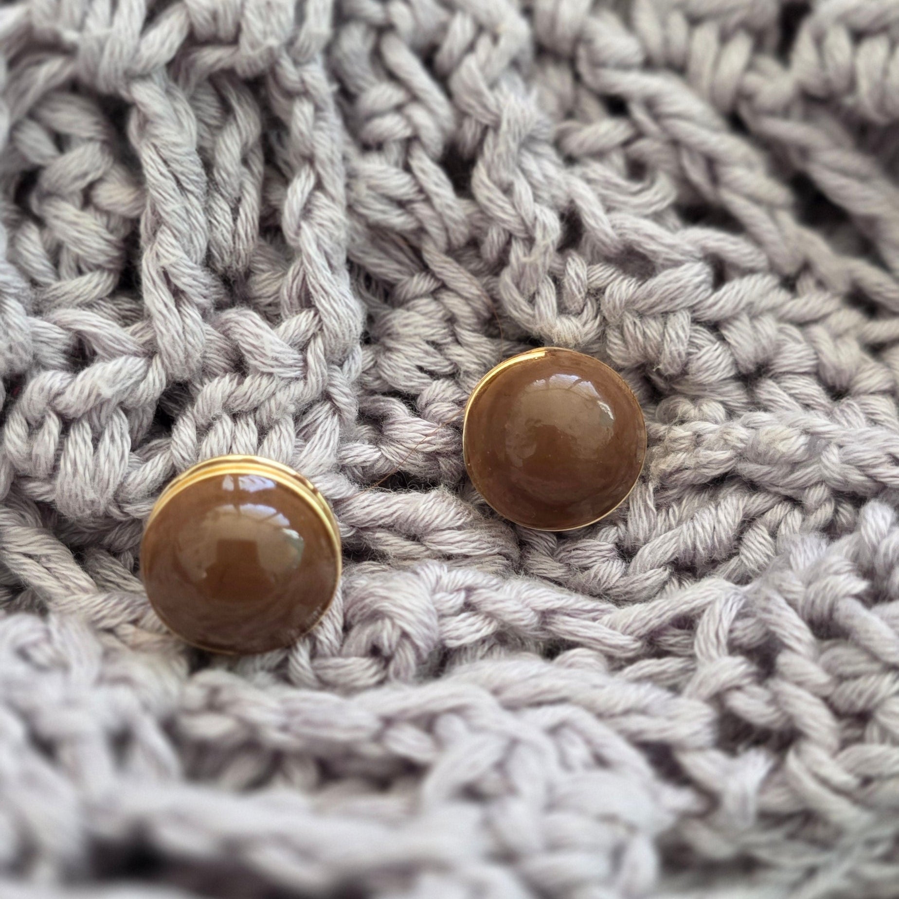 aretes hechos a mano
aretes artesanales
aretes tipo botón
aretes marmoleados
stud earrings handmade
marbled earrings
brown earrings
earth-tone earrings
gold stud earrings
aretes dorados elegantes
boho earrings
organic jewelry
neutral-toned jewelry
unique handmade earrings
lightweight earrings
artisan jewelry
handmade jewelry Puerto Rico
Blessed Knots
limited edition jewelry