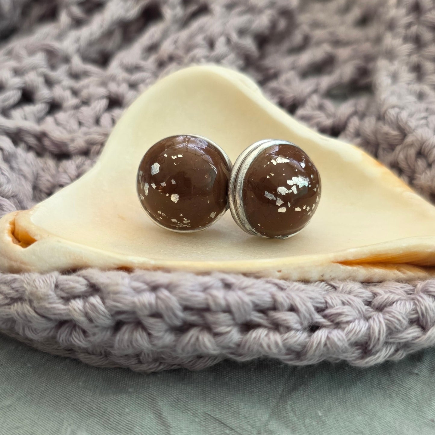 aretes hechos a mano
aretes artesanales
aretes tipo botón
aretes marmoleados
stud earrings handmade
marbled earrings
brown earrings
earth-tone earrings
gold stud earrings
aretes dorados elegantes
boho earrings
organic jewelry
neutral-toned jewelry
unique handmade earrings
lightweight earrings
artisan jewelry
handmade jewelry Puerto Rico
Blessed Knots
limited edition jewelry