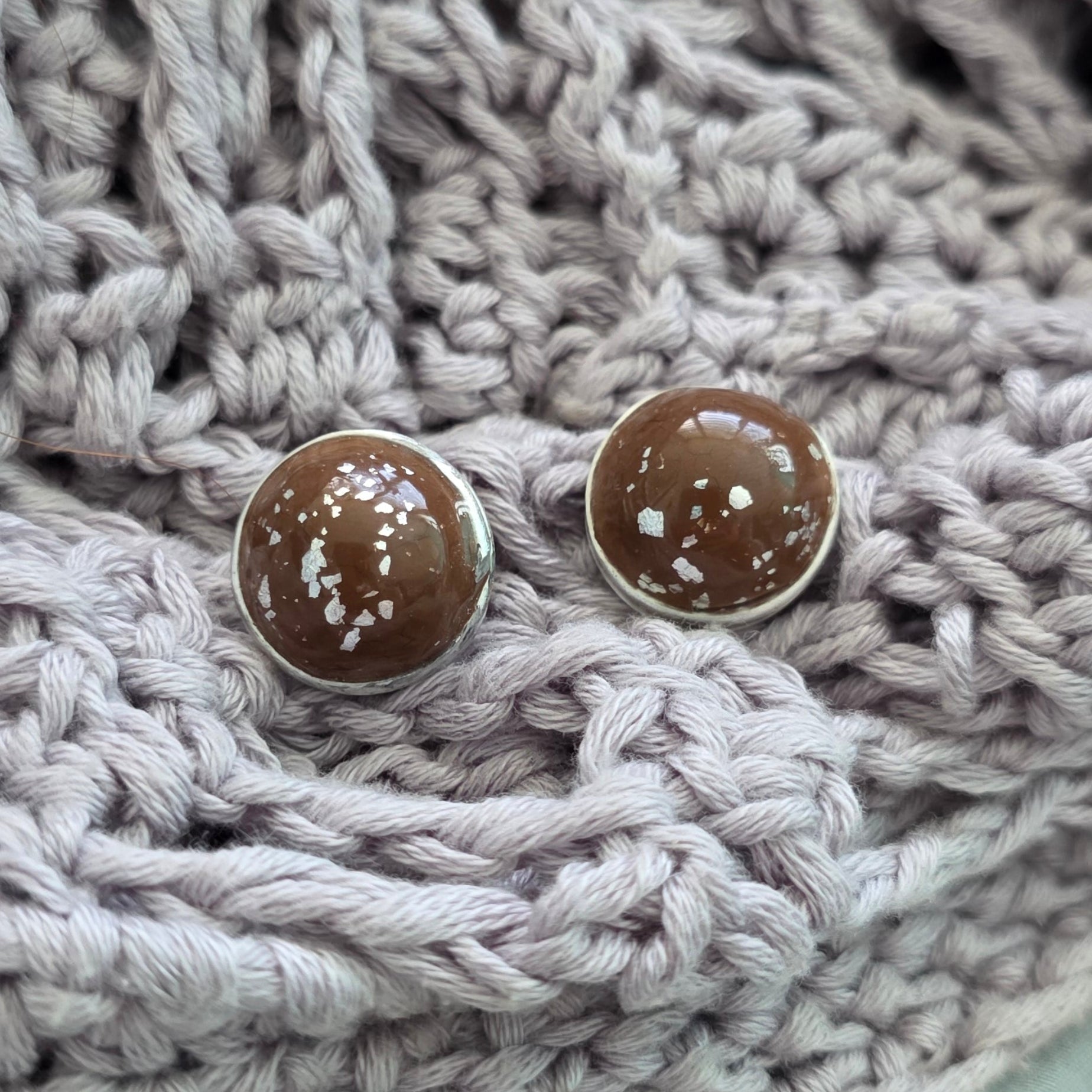 aretes hechos a mano
aretes artesanales
aretes tipo botón
aretes marmoleados
stud earrings handmade
marbled earrings
brown earrings
earth-tone earrings
gold stud earrings
aretes dorados elegantes
boho earrings
organic jewelry
neutral-toned jewelry
unique handmade earrings
lightweight earrings
artisan jewelry
handmade jewelry Puerto Rico
Blessed Knots
limited edition jewelry
