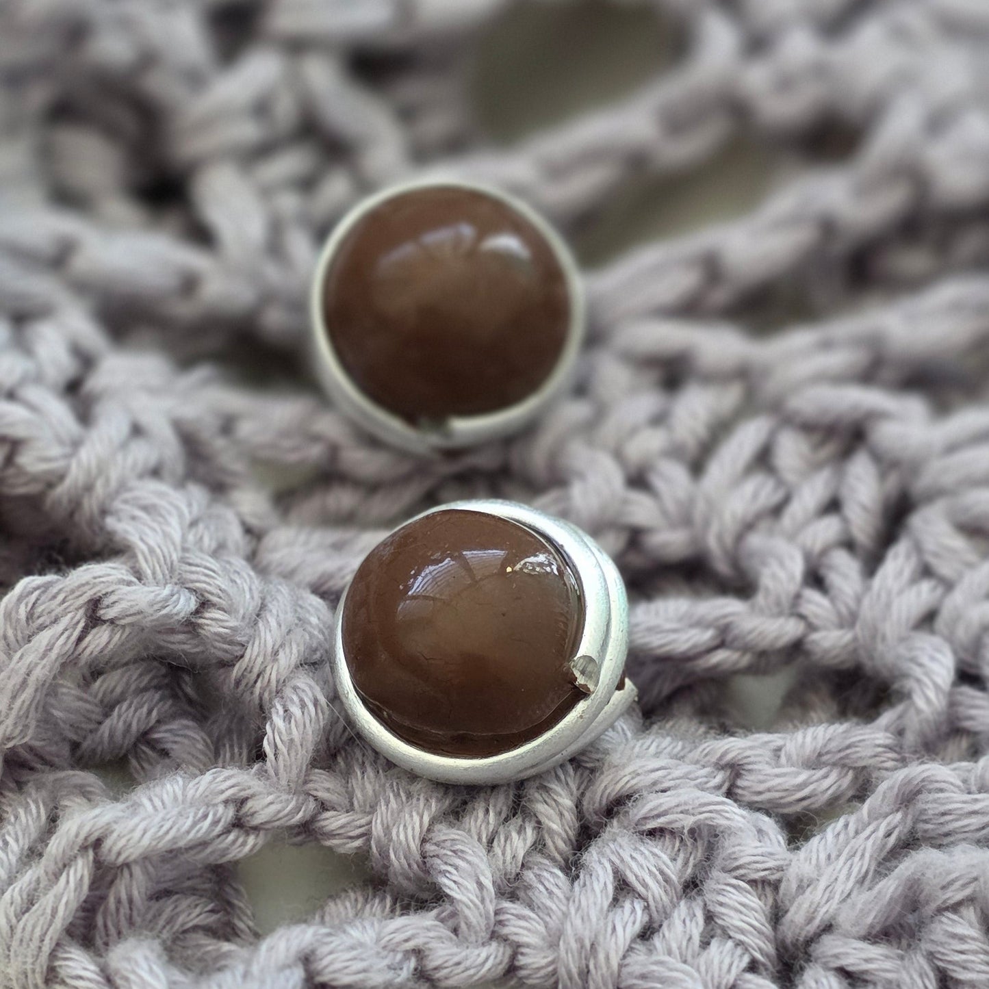 aretes hechos a mano
aretes artesanales
aretes tipo botón
aretes marmoleados
stud earrings handmade
marbled earrings
brown earrings
earth-tone earrings
gold stud earrings
aretes dorados elegantes
boho earrings
organic jewelry
neutral-toned jewelry
unique handmade earrings
lightweight earrings
artisan jewelry
handmade jewelry Puerto Rico
Blessed Knots
limited edition jewelry