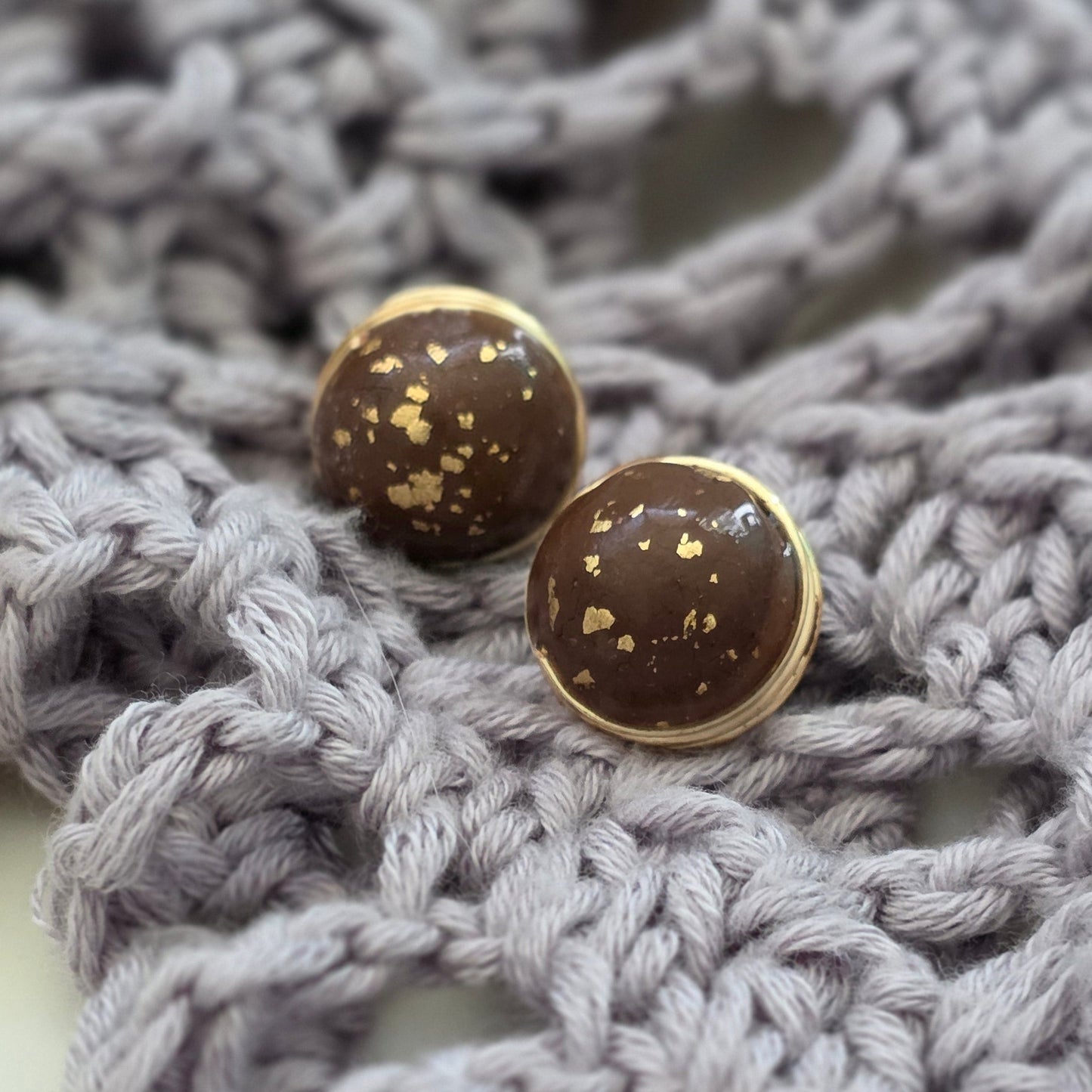 aretes hechos a mano
aretes artesanales
aretes tipo botón
aretes marmoleados
stud earrings handmade
marbled earrings
brown earrings
earth-tone earrings
gold stud earrings
aretes dorados elegantes
boho earrings
organic jewelry
neutral-toned jewelry
unique handmade earrings
lightweight earrings
artisan jewelry
handmade jewelry Puerto Rico
Blessed Knots
limited edition jewelry