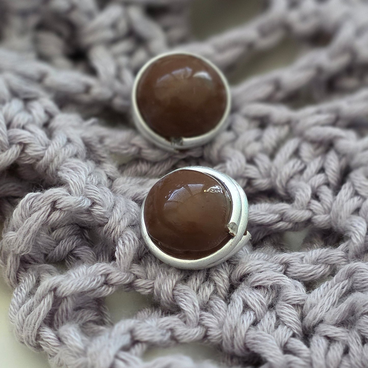 aretes hechos a mano
aretes artesanales
aretes tipo botón
aretes marmoleados
stud earrings handmade
marbled earrings
brown earrings
earth-tone earrings
gold stud earrings
aretes dorados elegantes
boho earrings
organic jewelry
neutral-toned jewelry
unique handmade earrings
lightweight earrings
artisan jewelry
handmade jewelry Puerto Rico
Blessed Knots
limited edition jewelry