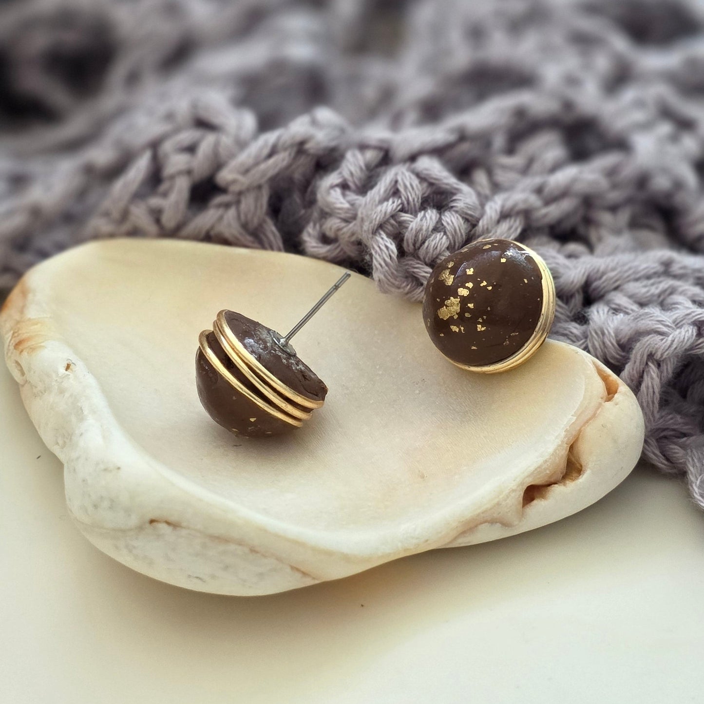 aretes hechos a mano
aretes artesanales
aretes tipo botón
aretes marmoleados
stud earrings handmade
marbled earrings
brown earrings
earth-tone earrings
gold stud earrings
aretes dorados elegantes
boho earrings
organic jewelry
neutral-toned jewelry
unique handmade earrings
lightweight earrings
artisan jewelry
handmade jewelry Puerto Rico
Blessed Knots
limited edition jewelry