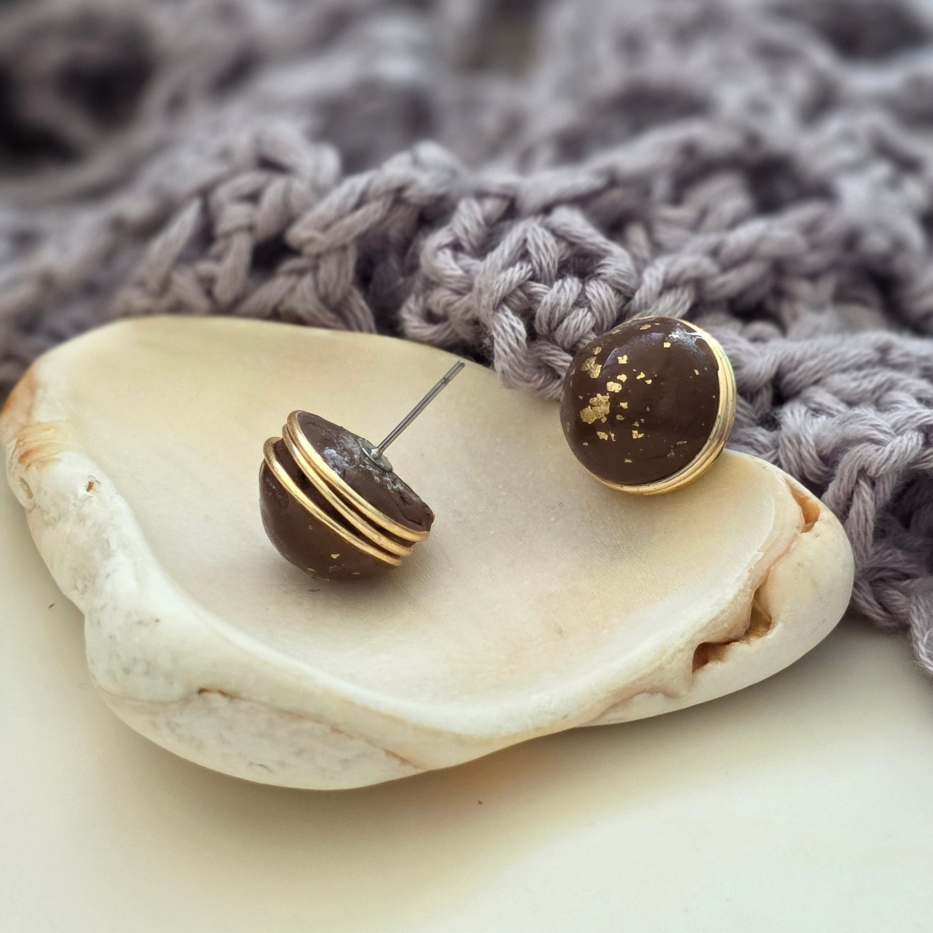aretes hechos a mano
aretes artesanales
aretes tipo botón
aretes marmoleados
stud earrings handmade
marbled earrings
brown earrings
earth-tone earrings
gold stud earrings
aretes dorados elegantes
boho earrings
organic jewelry
neutral-toned jewelry
unique handmade earrings
lightweight earrings
artisan jewelry
handmade jewelry Puerto Rico
Blessed Knots
limited edition jewelry